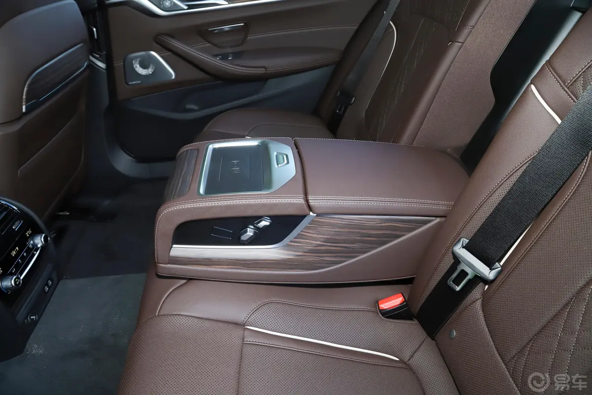 宝马5系改款二 530Li 行政型 豪华套装后排中央扶手