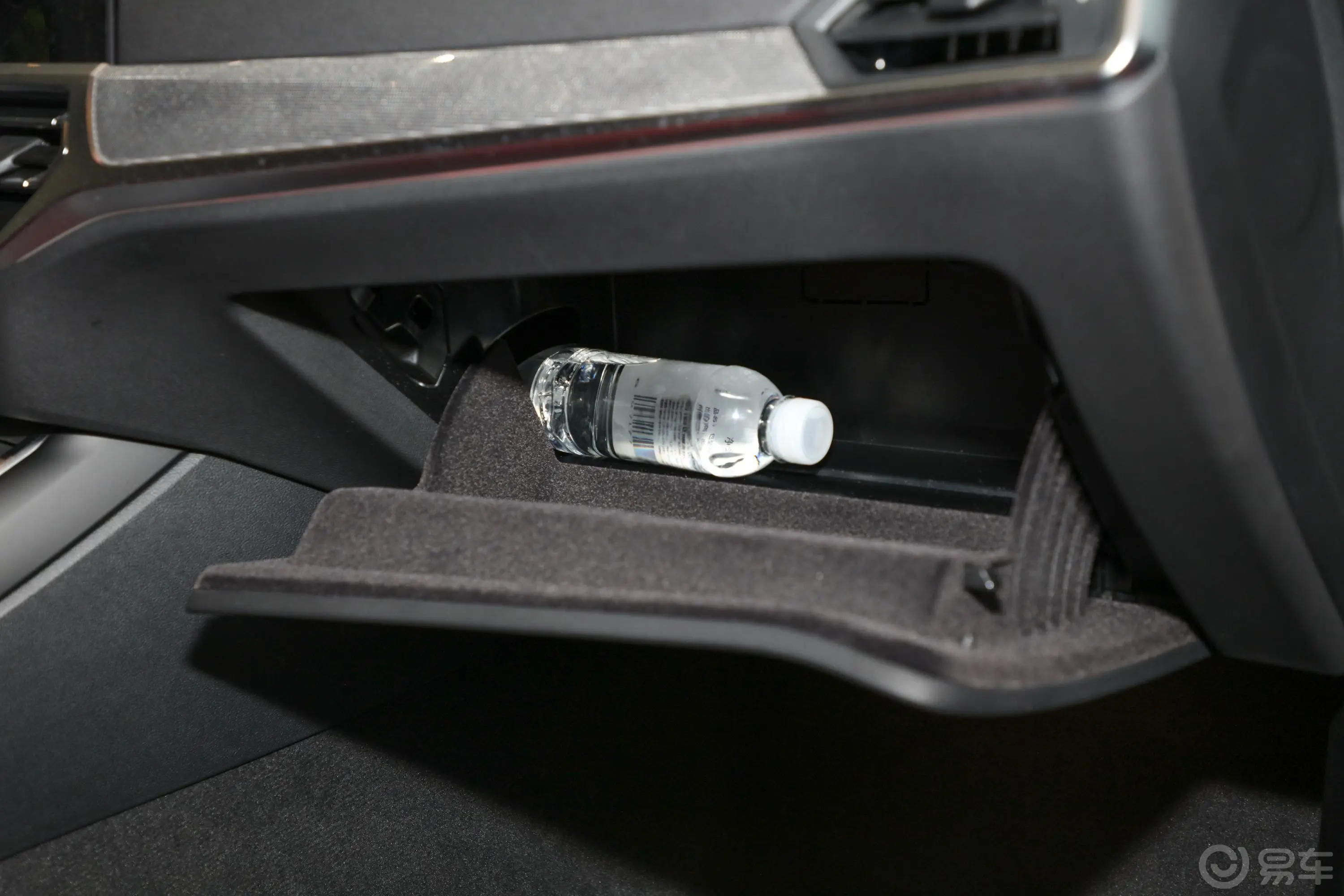 宝马4系改款2 敞篷轿跑车 430i M运动曜夜套装手套箱空间水瓶横置