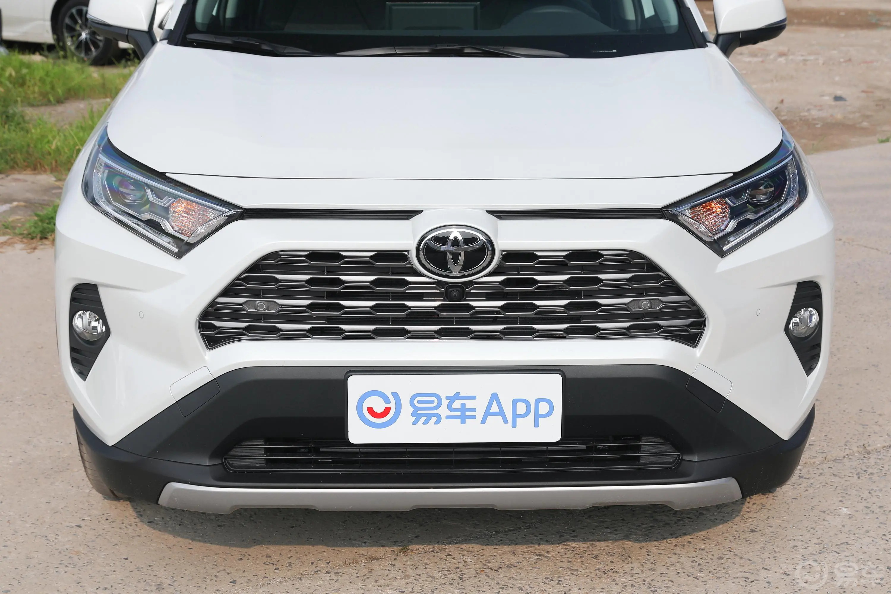 RAV4荣放2.0L CVT两驱尊贵版外观细节