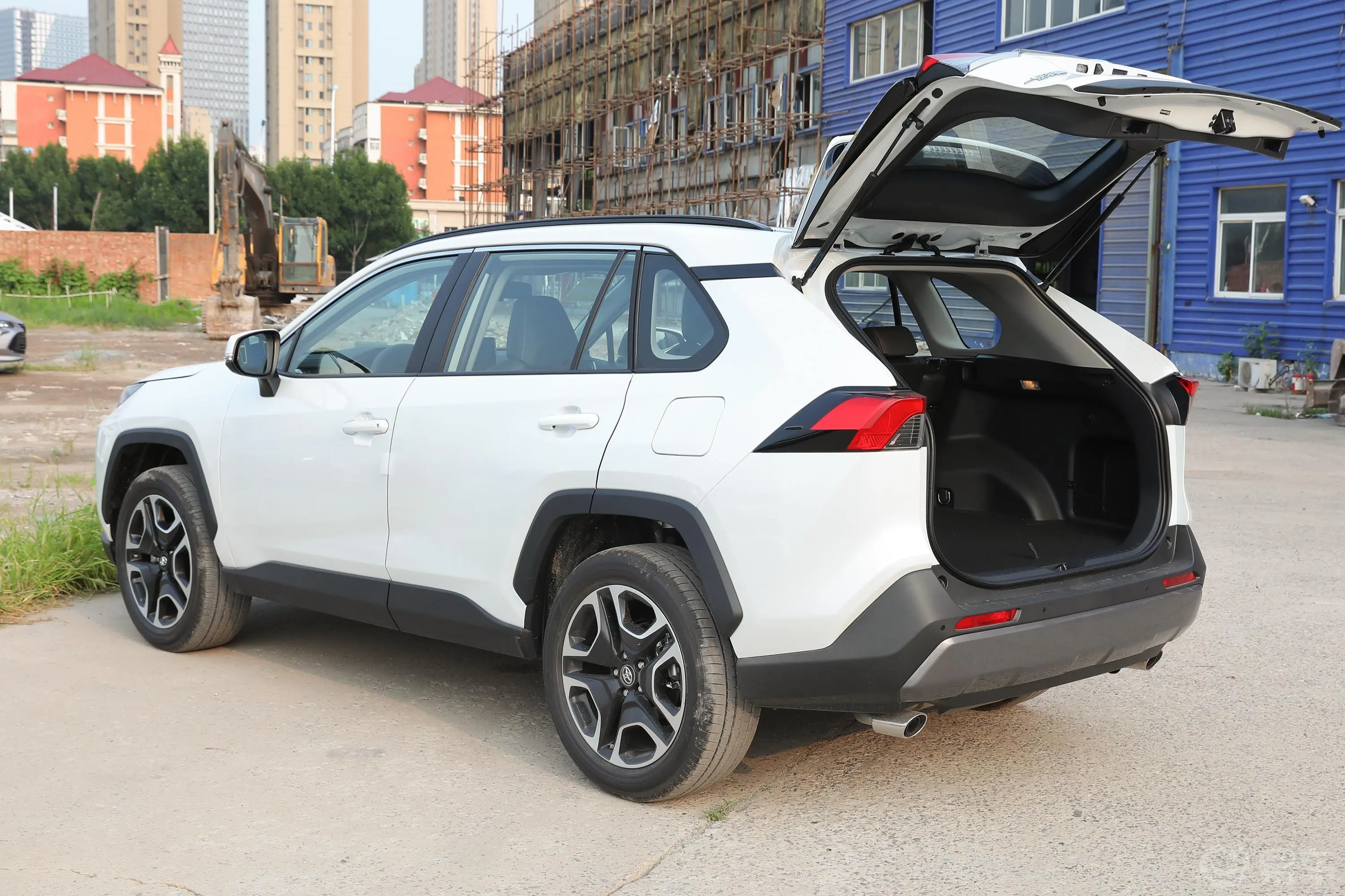 RAV4荣放2.0L CVT两驱尊贵版后备厢开启45度侧拍