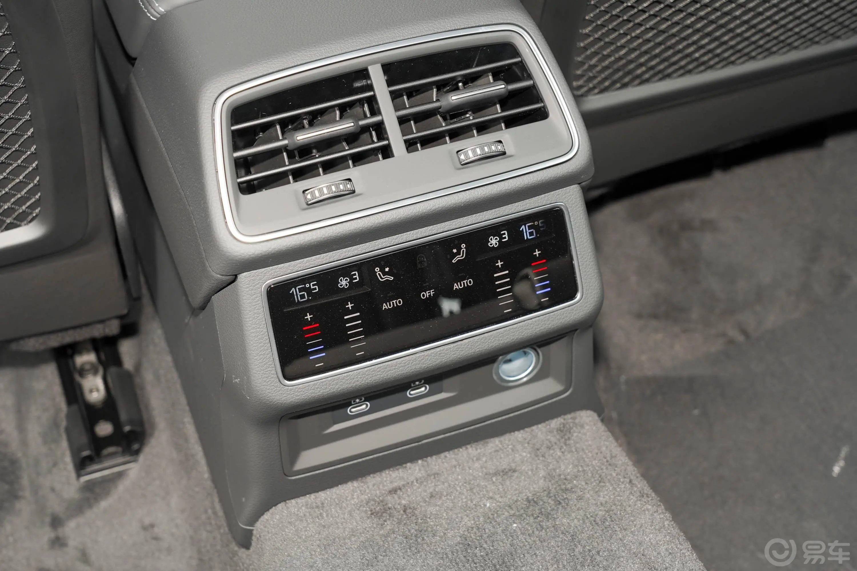 奥迪A6L45 TFSI 臻选致雅型后排空调控制键