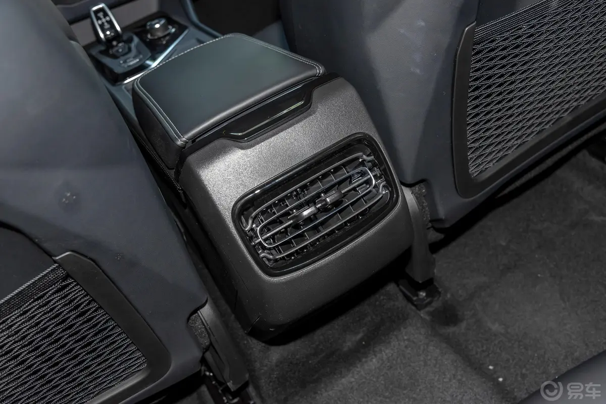 领克02 Hatchback2.0TD 双离合夏季限定版后排空调控制键