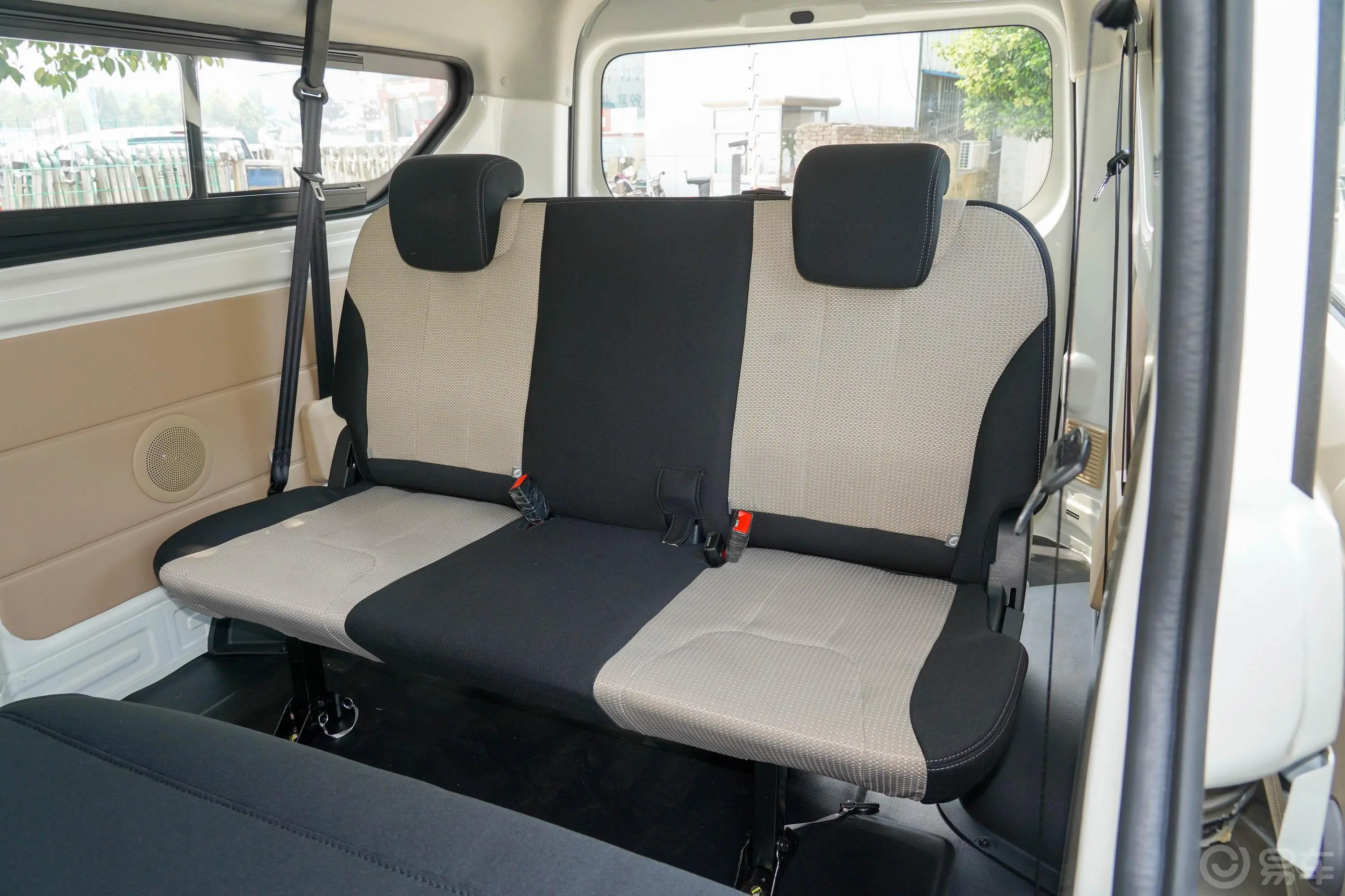 跨越星V5 EV242km 客车标准版 7座第三排座椅