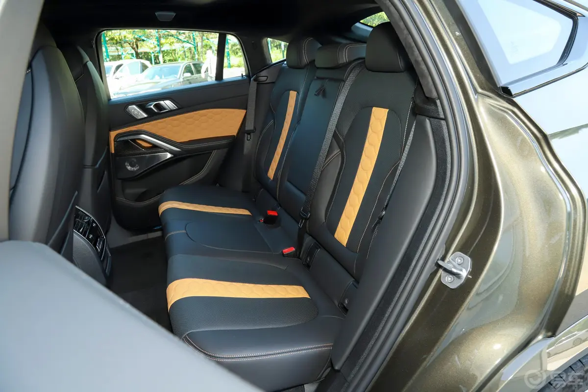 宝马X6 M50周年版 X6 M后排座椅