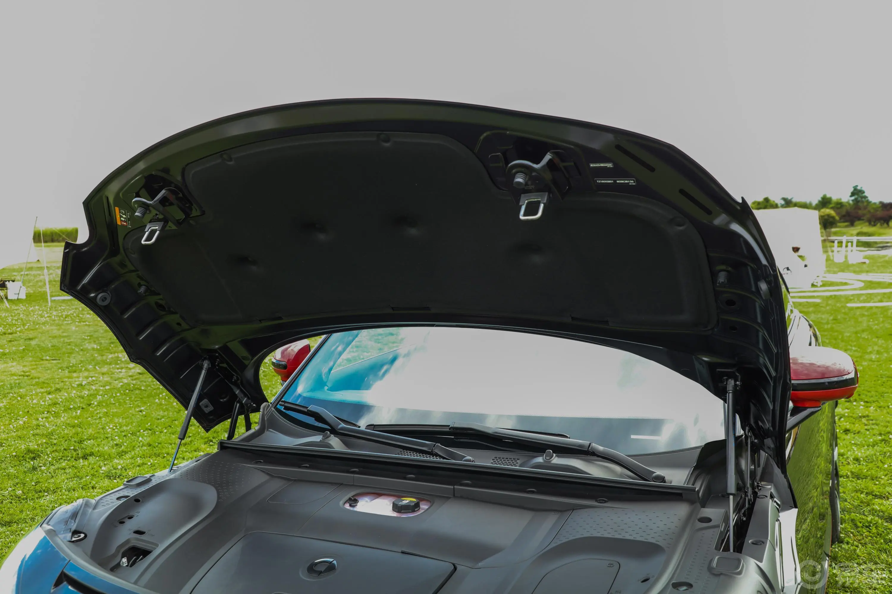 smart精灵#1500km 四驱BRABUS性能版发动机舱盖内侧
