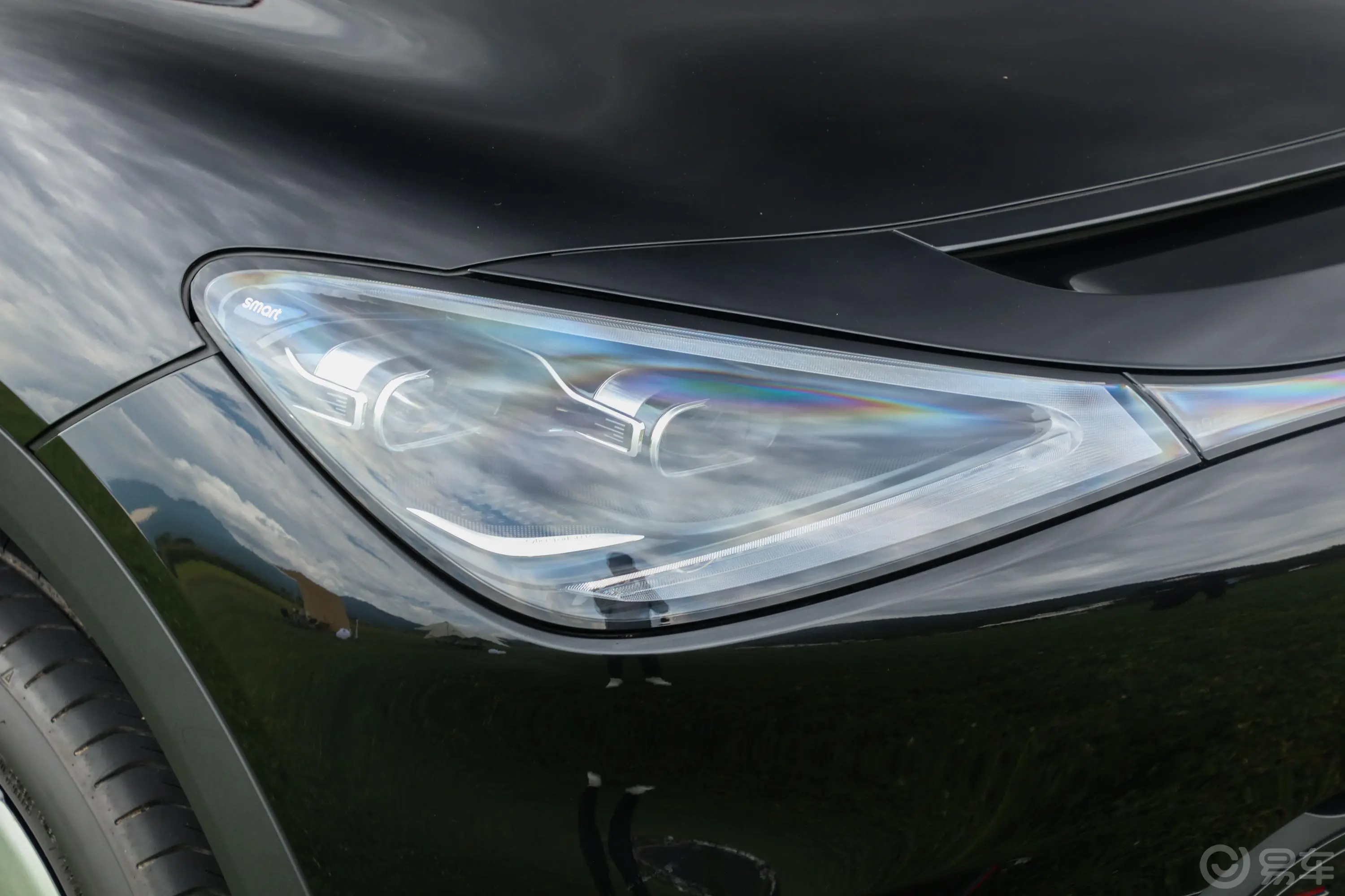 smart精灵#1500km 四驱BRABUS性能版大灯侧45度俯拍