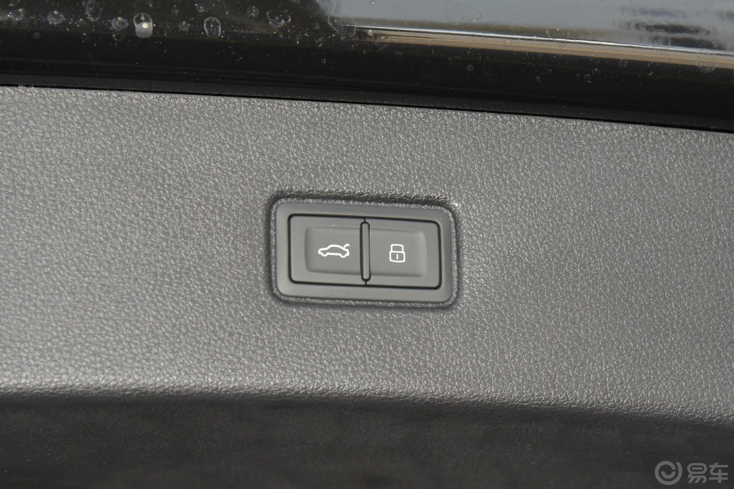 奥迪Q755 TFSI quattro S line尊贵型电动尾门按键（手动扶手）