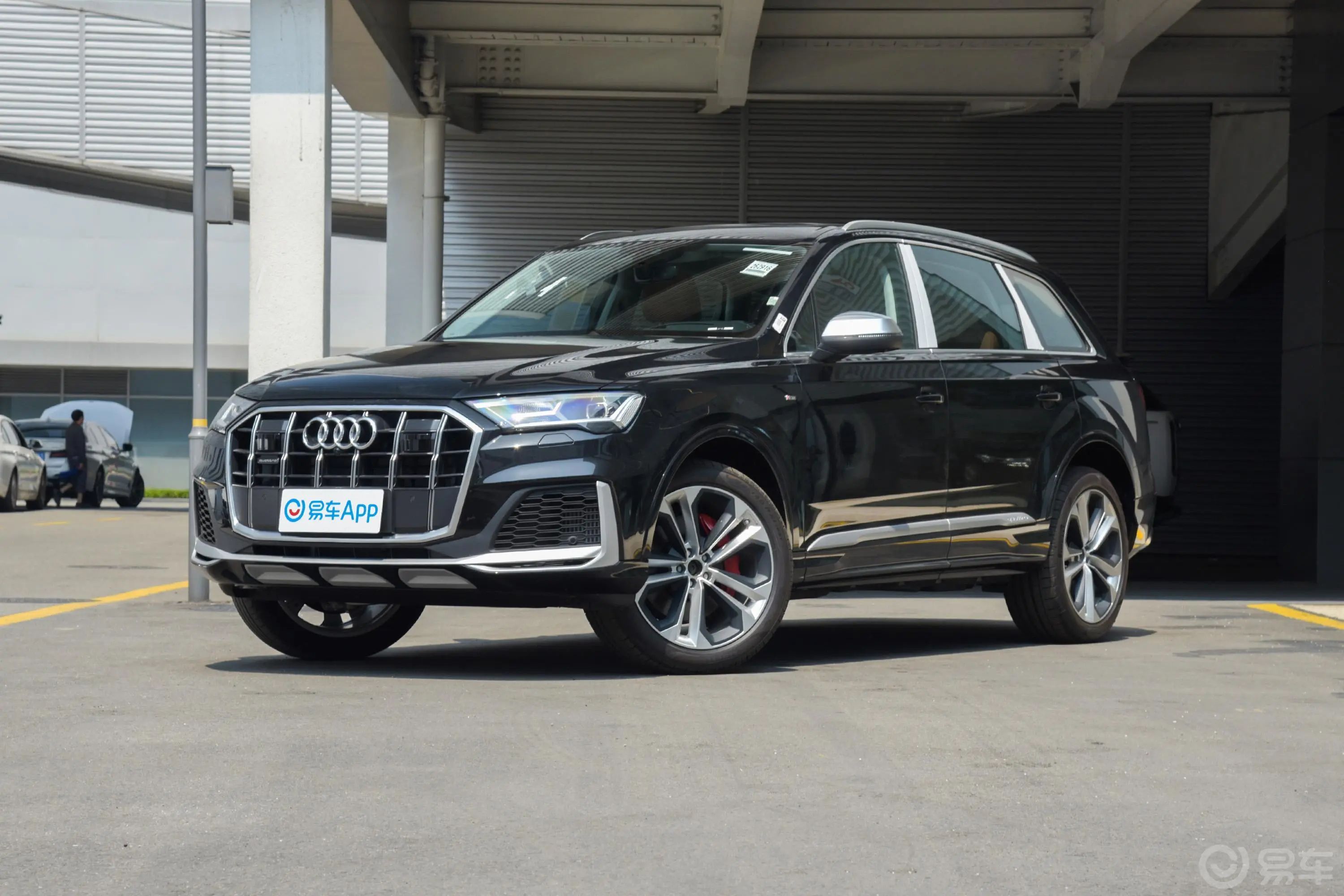 奥迪Q755 TFSI quattro S line尊贵型侧前45度车头向左水平