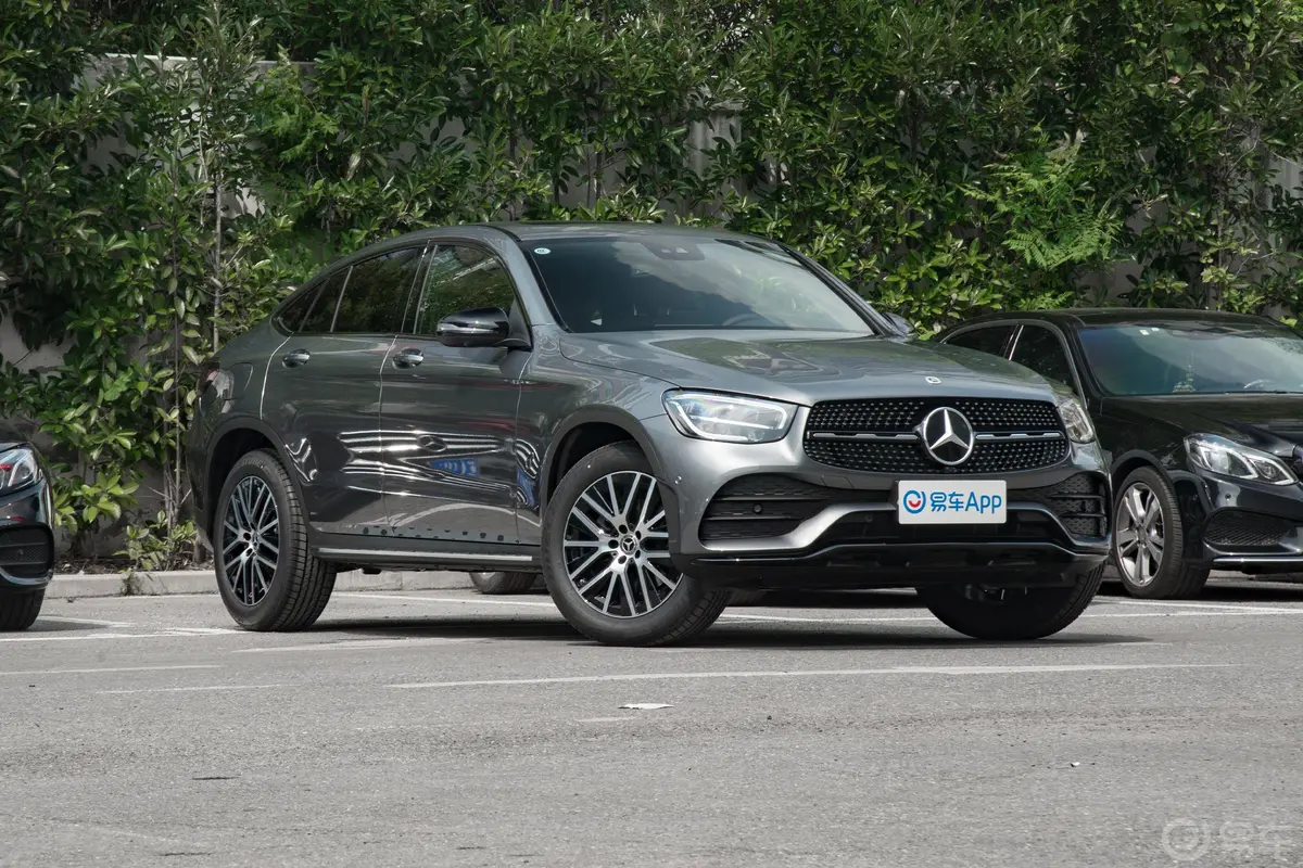 奔驰GLC轿跑改款 GLC 300 4MATIC 轿跑SUV侧前45度车头向右水平