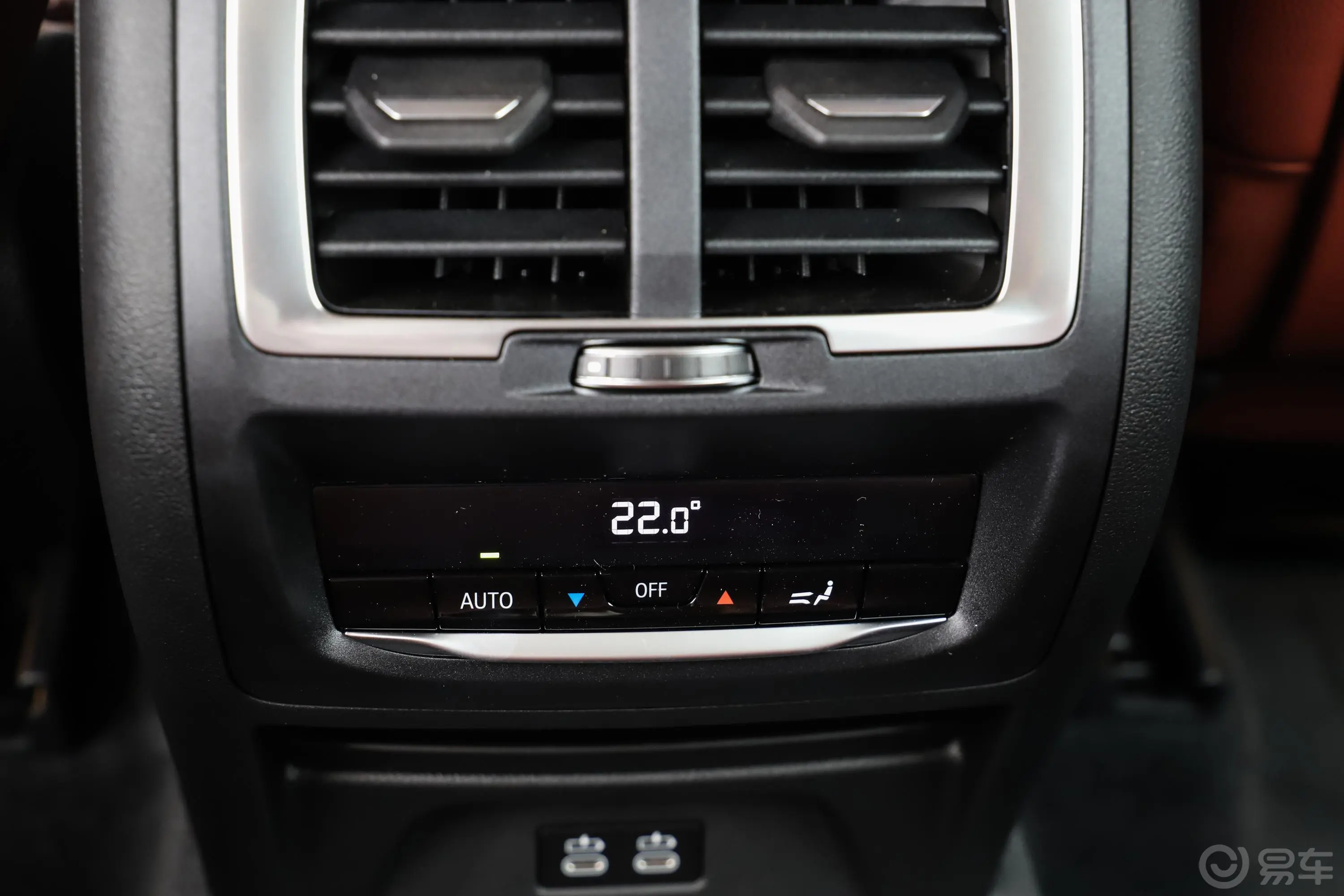宝马X3改款二 xDrive30i 领先型 M曜夜套装后排空调控制键