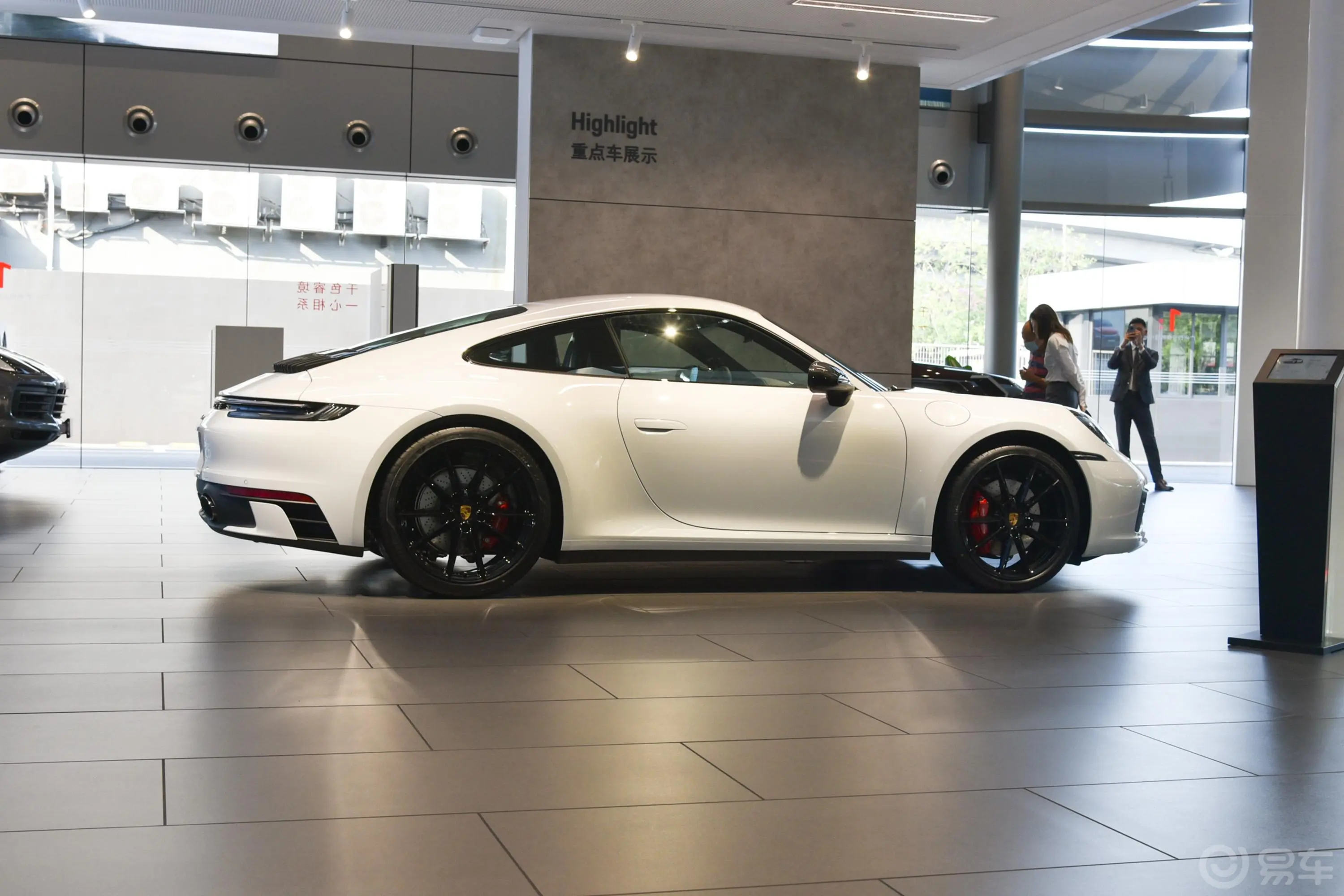 保时捷911Carrera S 3.0T正侧车头向右水平