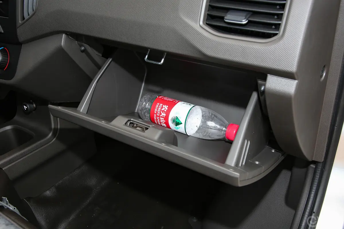 五菱荣光新卡1.5L 加长单排基本型 2座手套箱空间水瓶横置