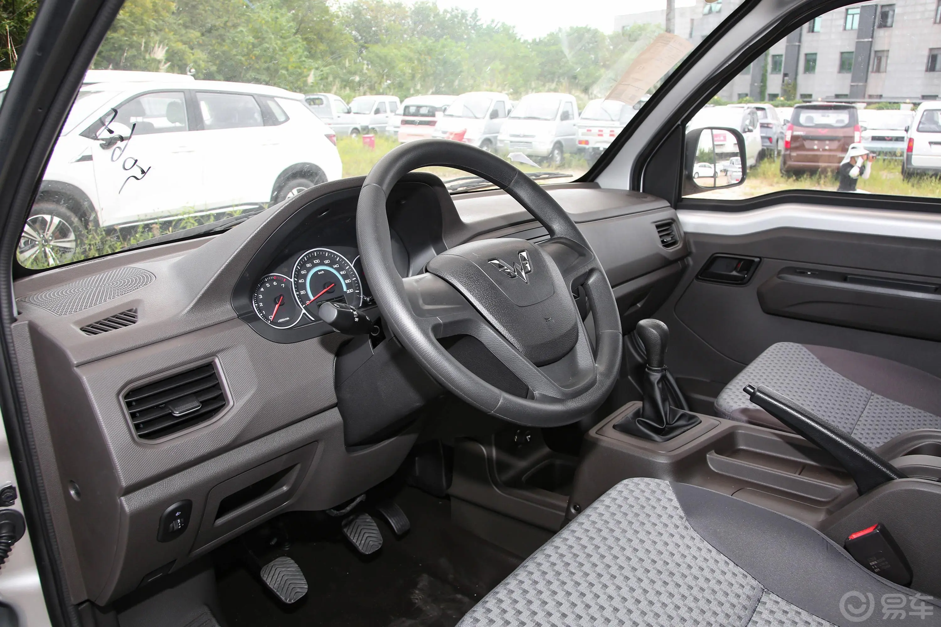 五菱荣光新卡1.5L 加长单排基本型 2座副驾座椅调节