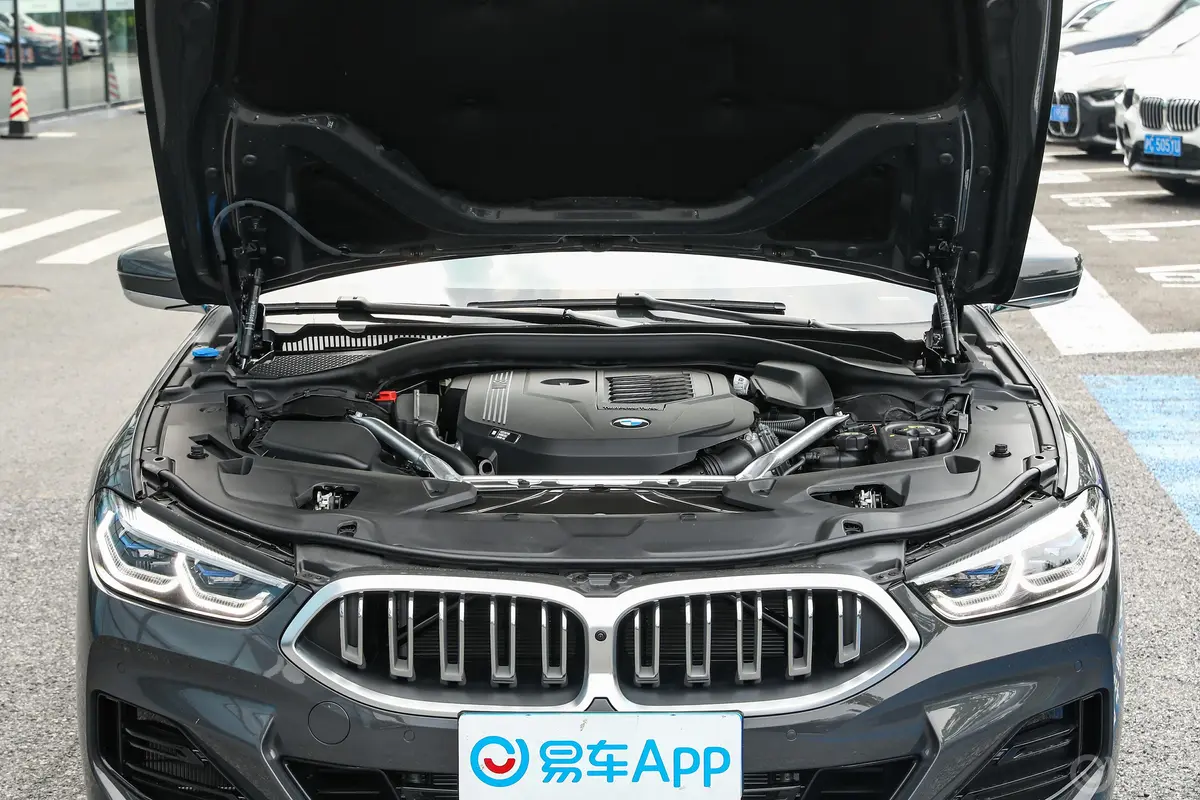 宝马8系四门轿跑车 840i xDrive M运动套装发动机舱整体