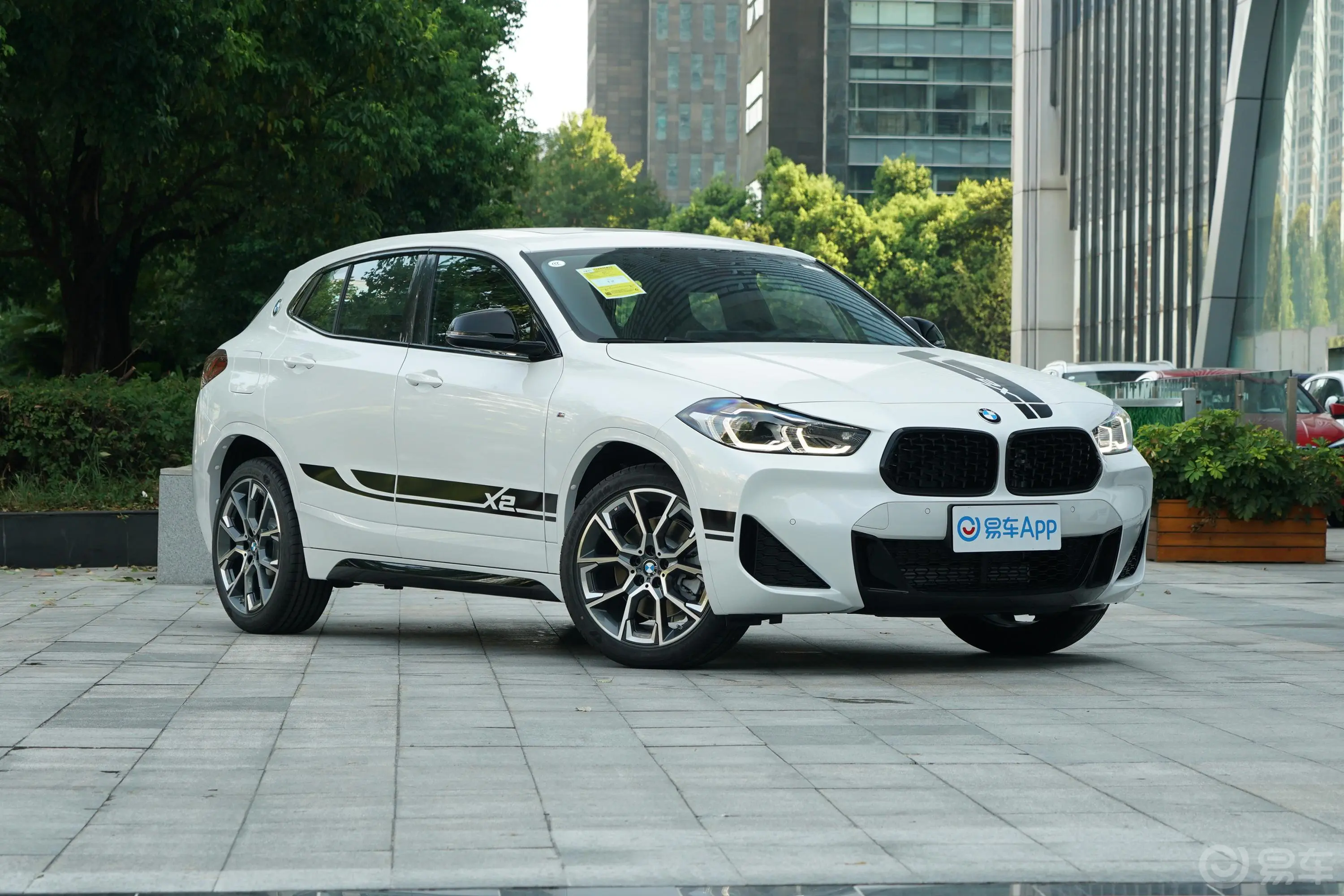 宝马X2xDrive25i 曜夜版侧前45度车头向右水平