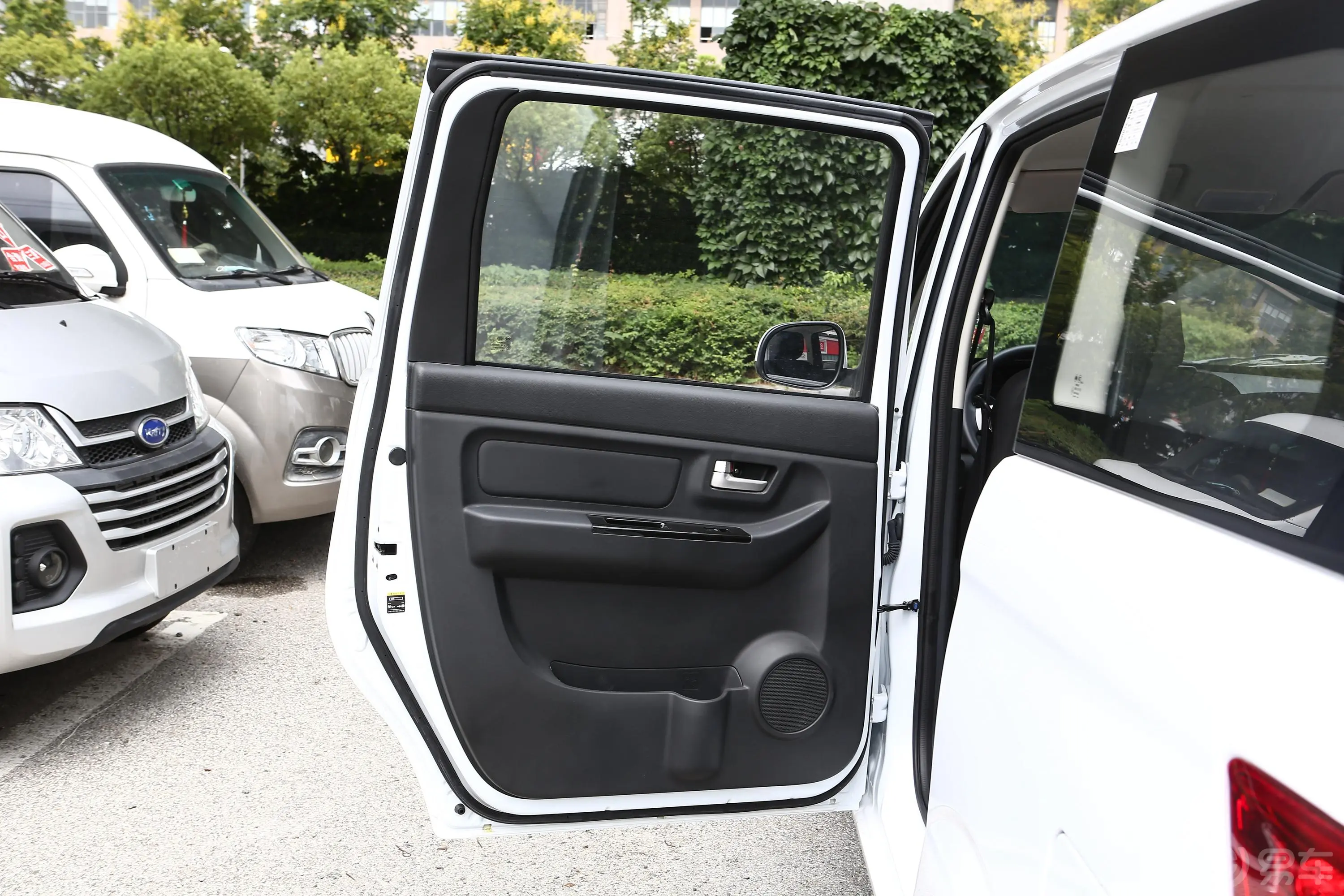 博腾V1乘用版 1.5L 手动 标准型驾驶员侧后车门