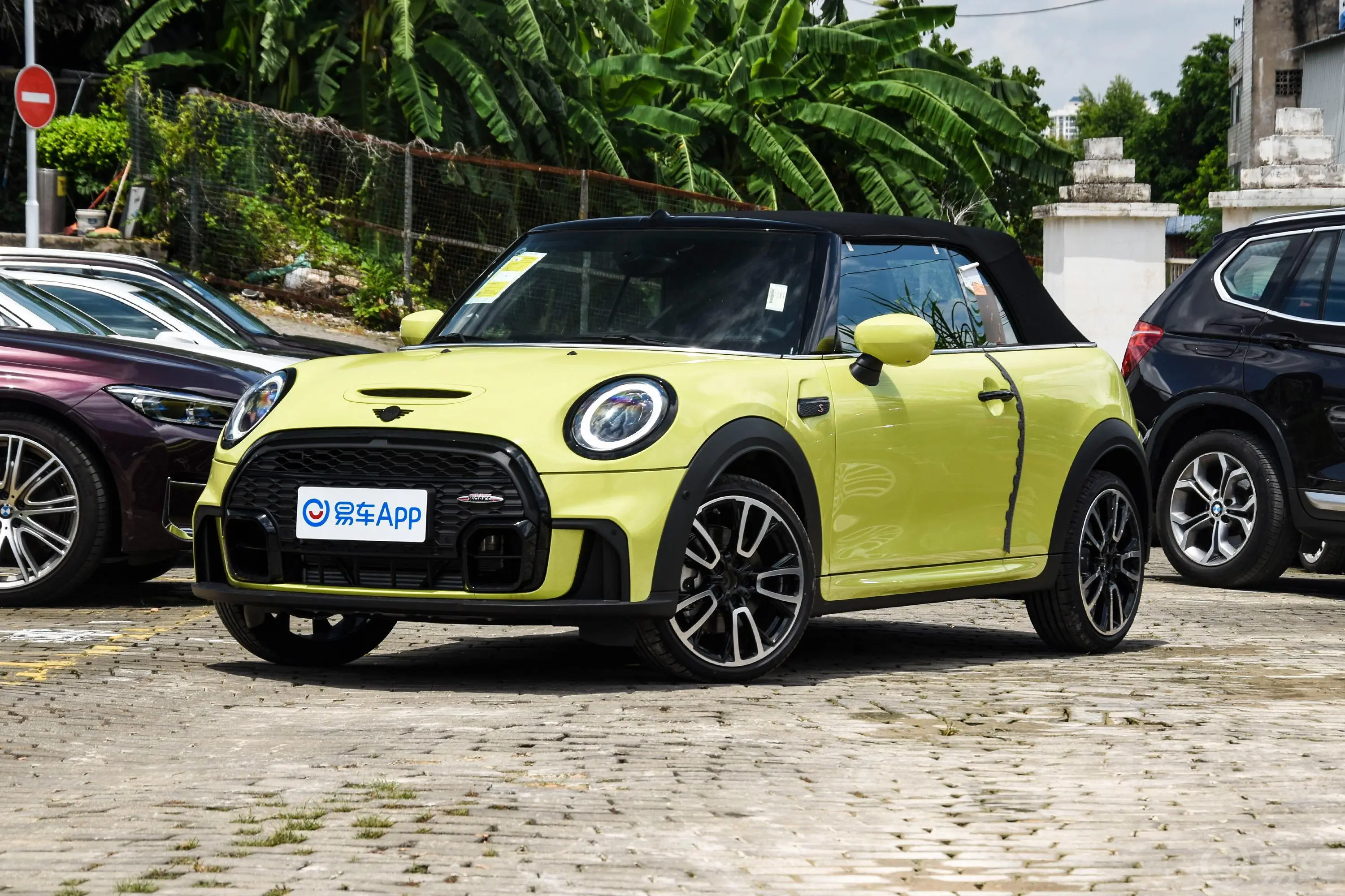 MINI CABRIO2.0T COOPER S CABRIO 赛车手侧前45度车头向左水平