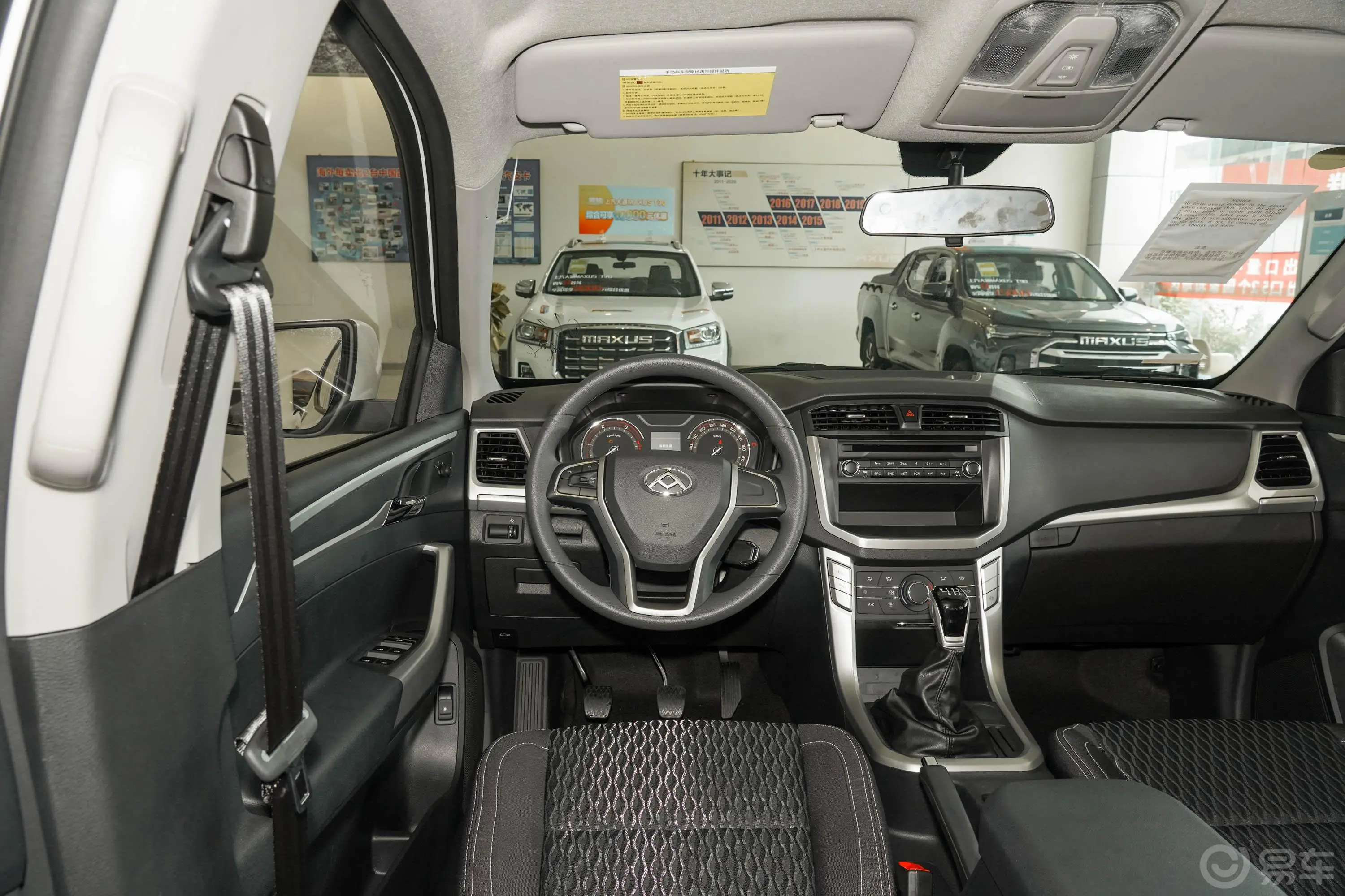 大通T60五周年纪念版 2.0T 手动两驱长箱平底舒适版驾驶位区域