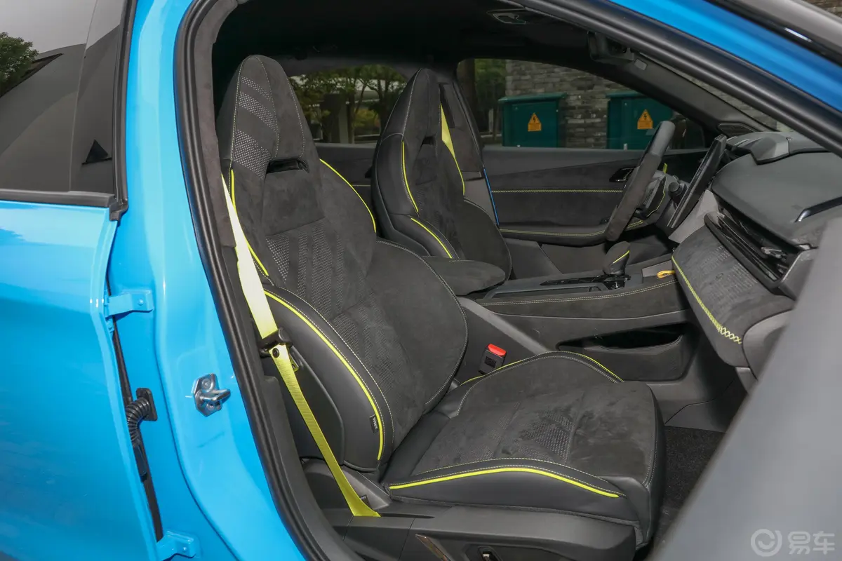 领克0303+ 2.0T 自动四驱Cyan定制版性能套装 5座副驾驶座椅
