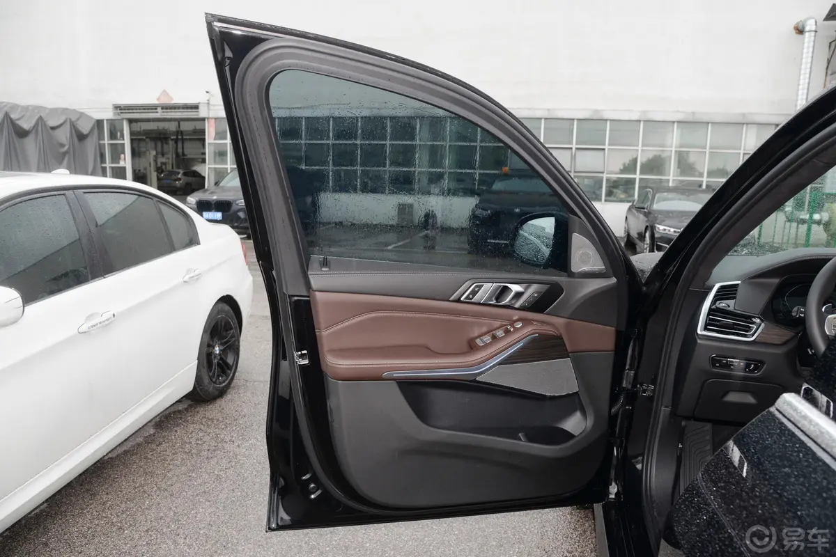 宝马X5改款 xDrive40Li 尊享型M运动套装驾驶员侧前车门