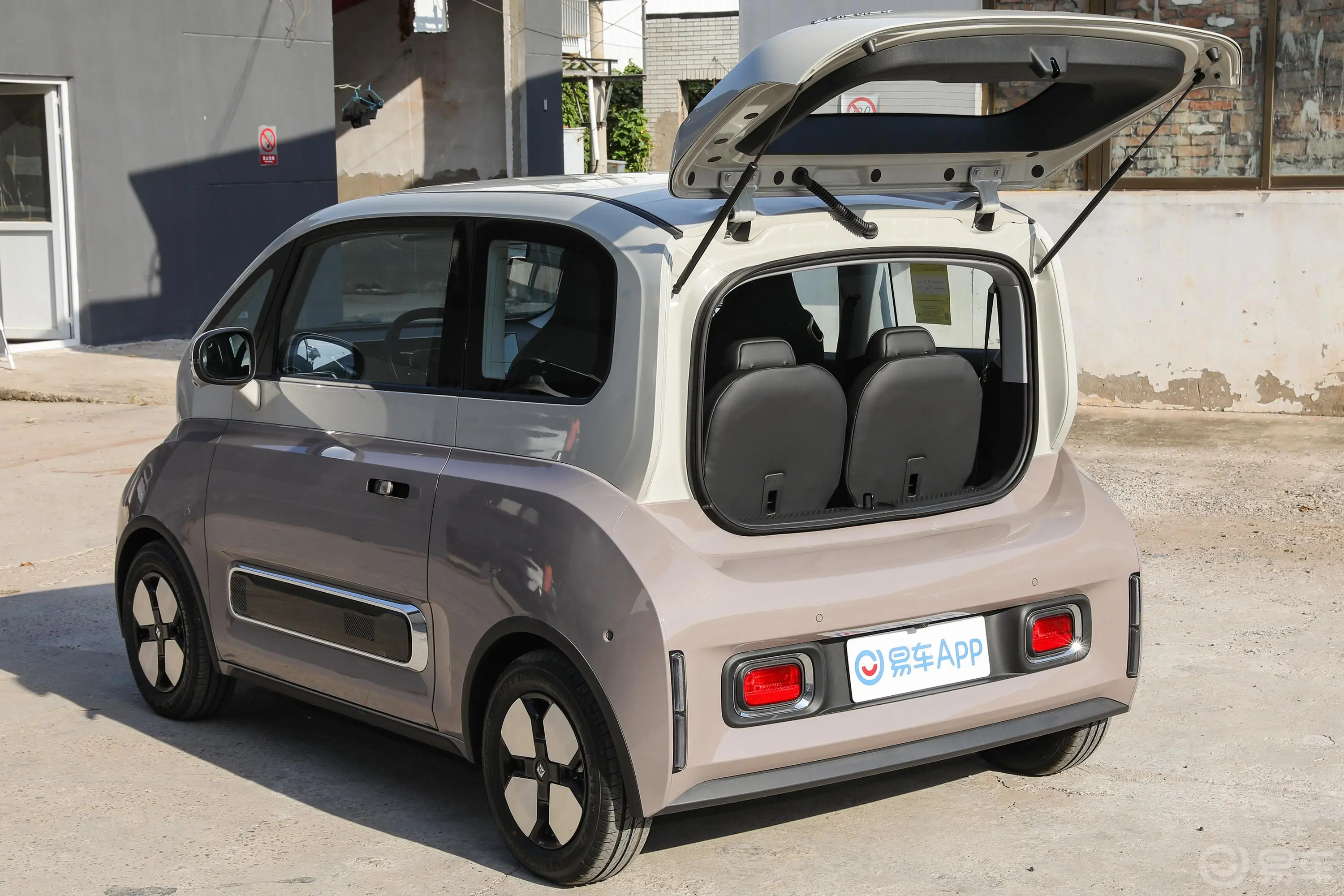 宝骏KiWi EV301km 大疆版 磷酸铁锂后备厢开启45度侧拍