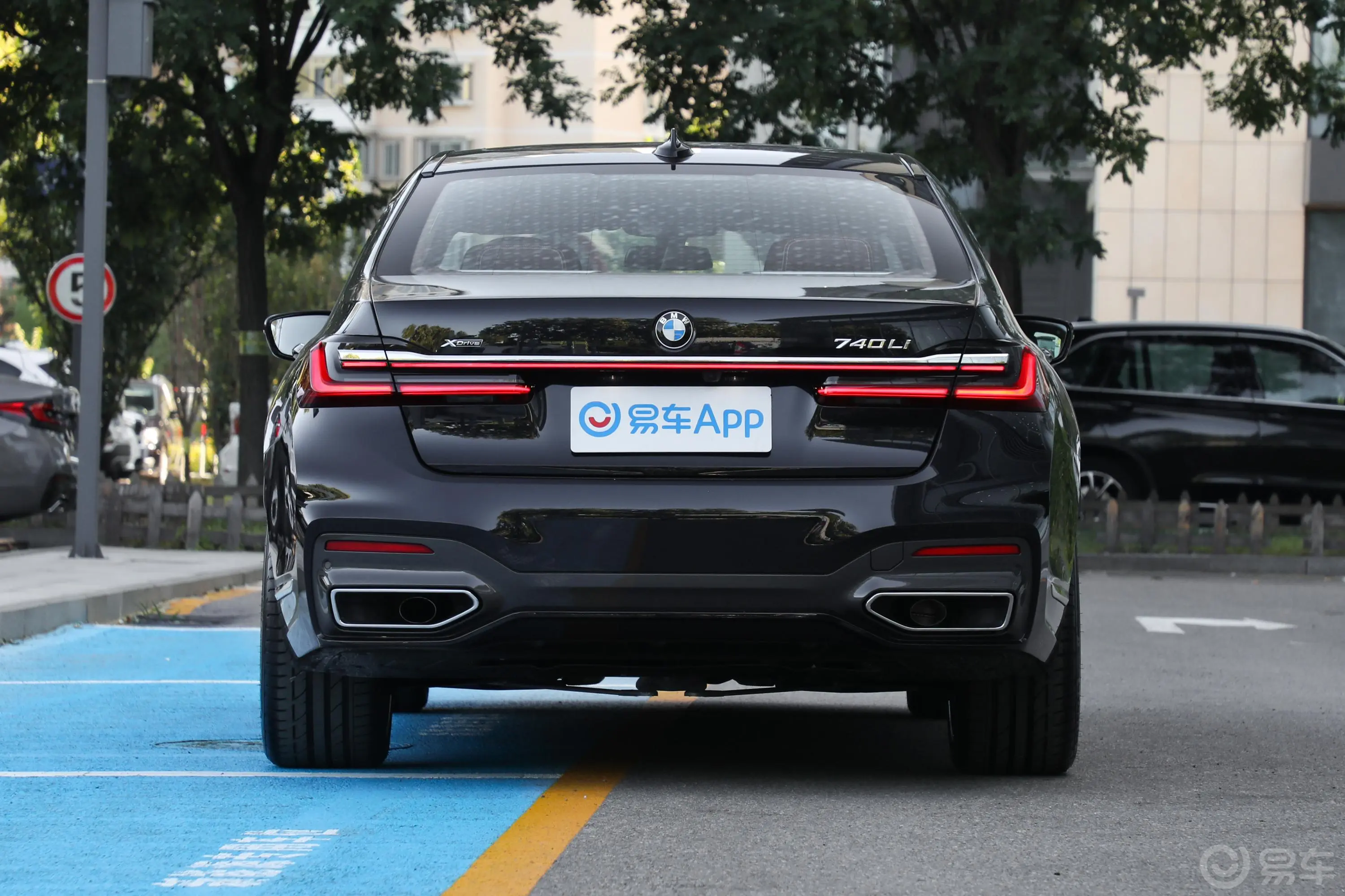 宝马7系740Li xDrive 行政型 M运动套装正后水平