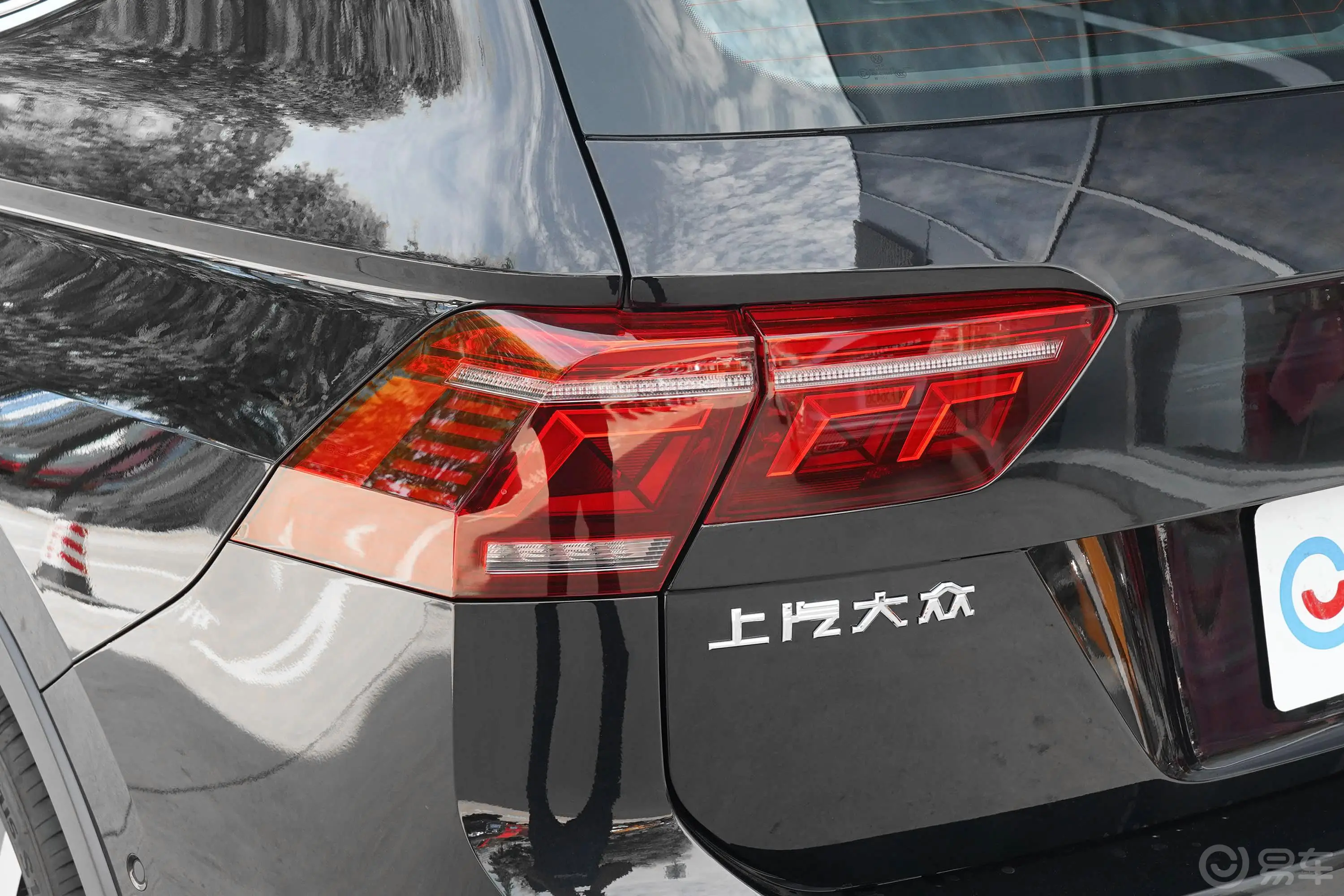 途观L330TSI 两驱R-Line越享版 5座尾灯侧45度俯拍