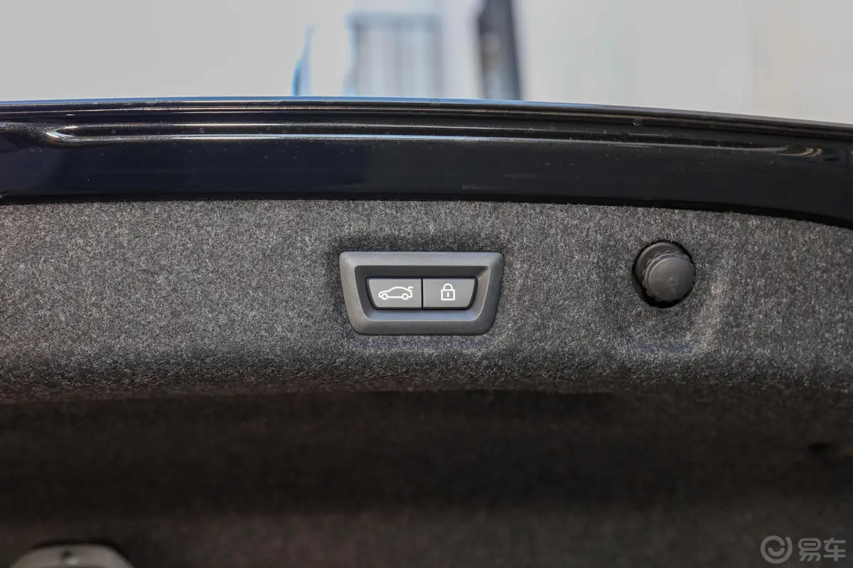 宝马5系改款二 530Li 领先型 M运动套装电动尾门按键（手动扶手）