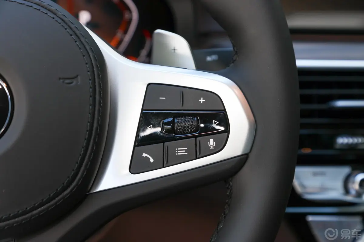 宝马5系改款二 530Li 领先型 M运动套装右侧方向盘功能按键