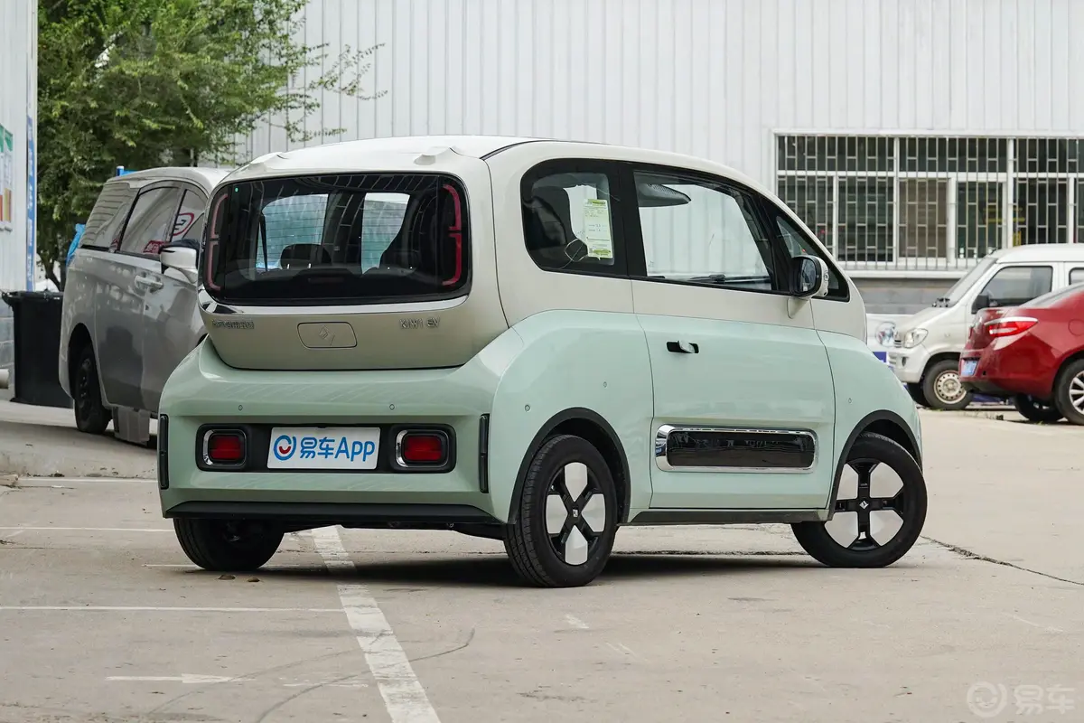 宝骏KiWi EV301km 大疆版 磷酸铁锂侧后45度车头向右水平