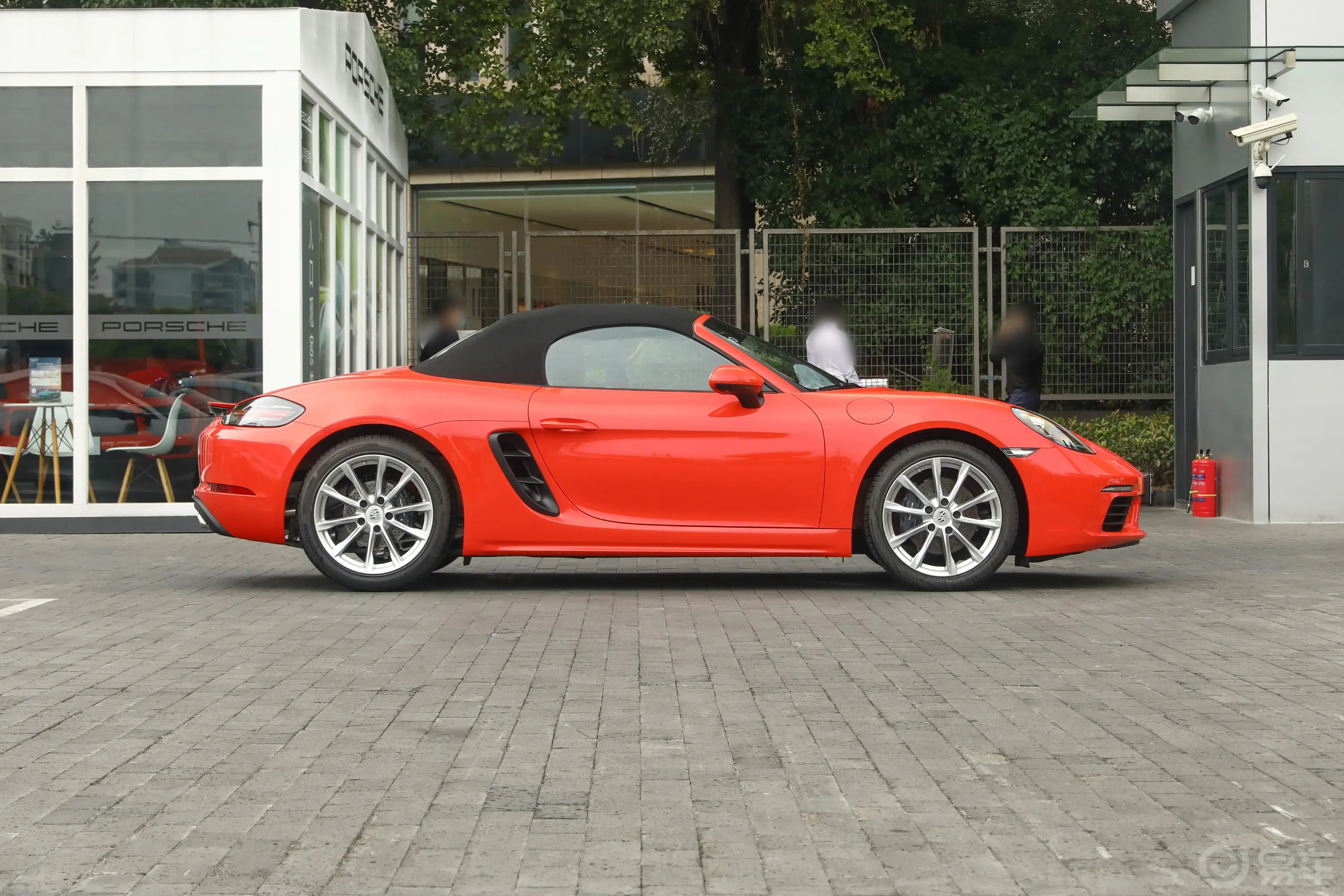 保时捷718Boxster 2.0T正侧车头向右水平