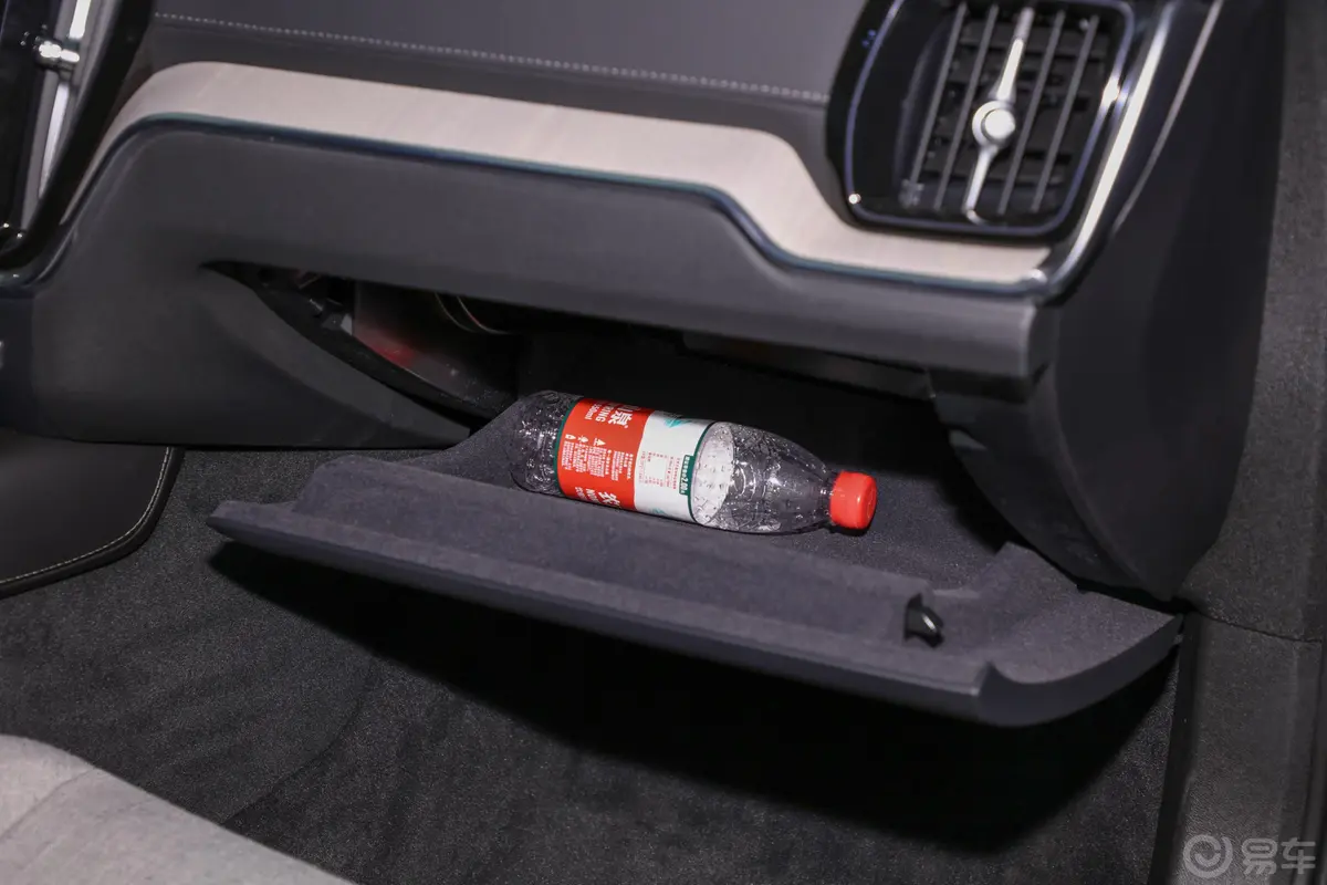 沃尔沃S60新能源T8 四驱智雅运动版手套箱空间水瓶横置