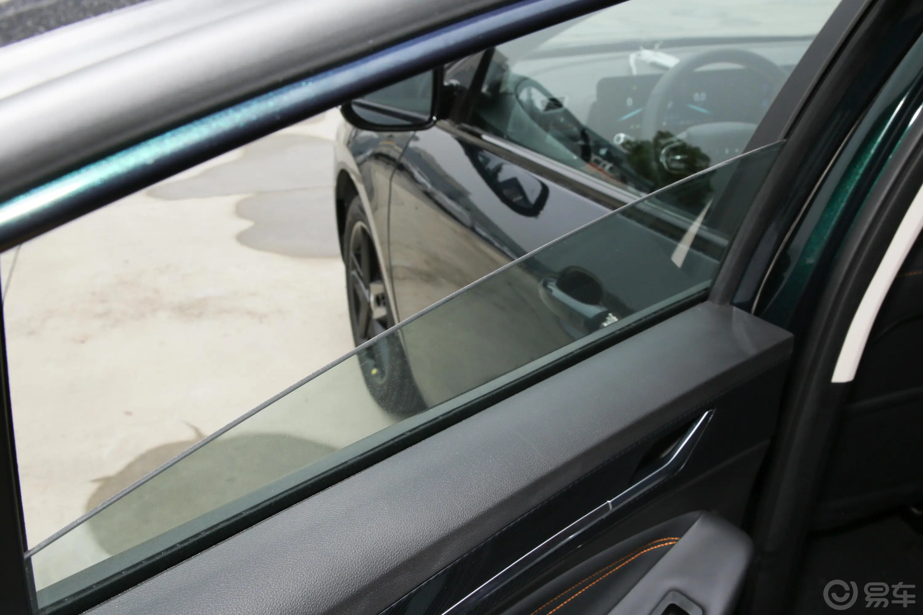 艾瑞泽5 GT1.6T 驰后排玻璃材质特写