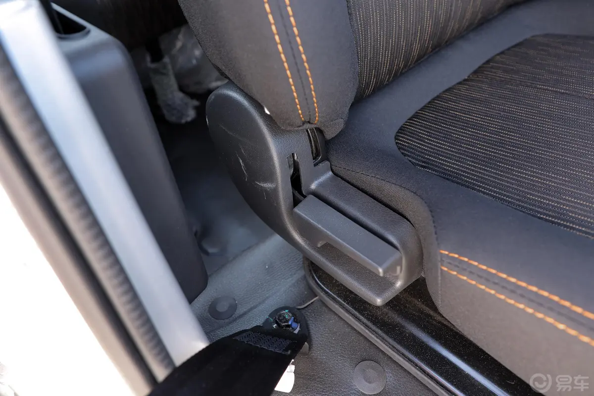 开瑞X61.6L 手动 双排豪华型栏板主驾座椅调节