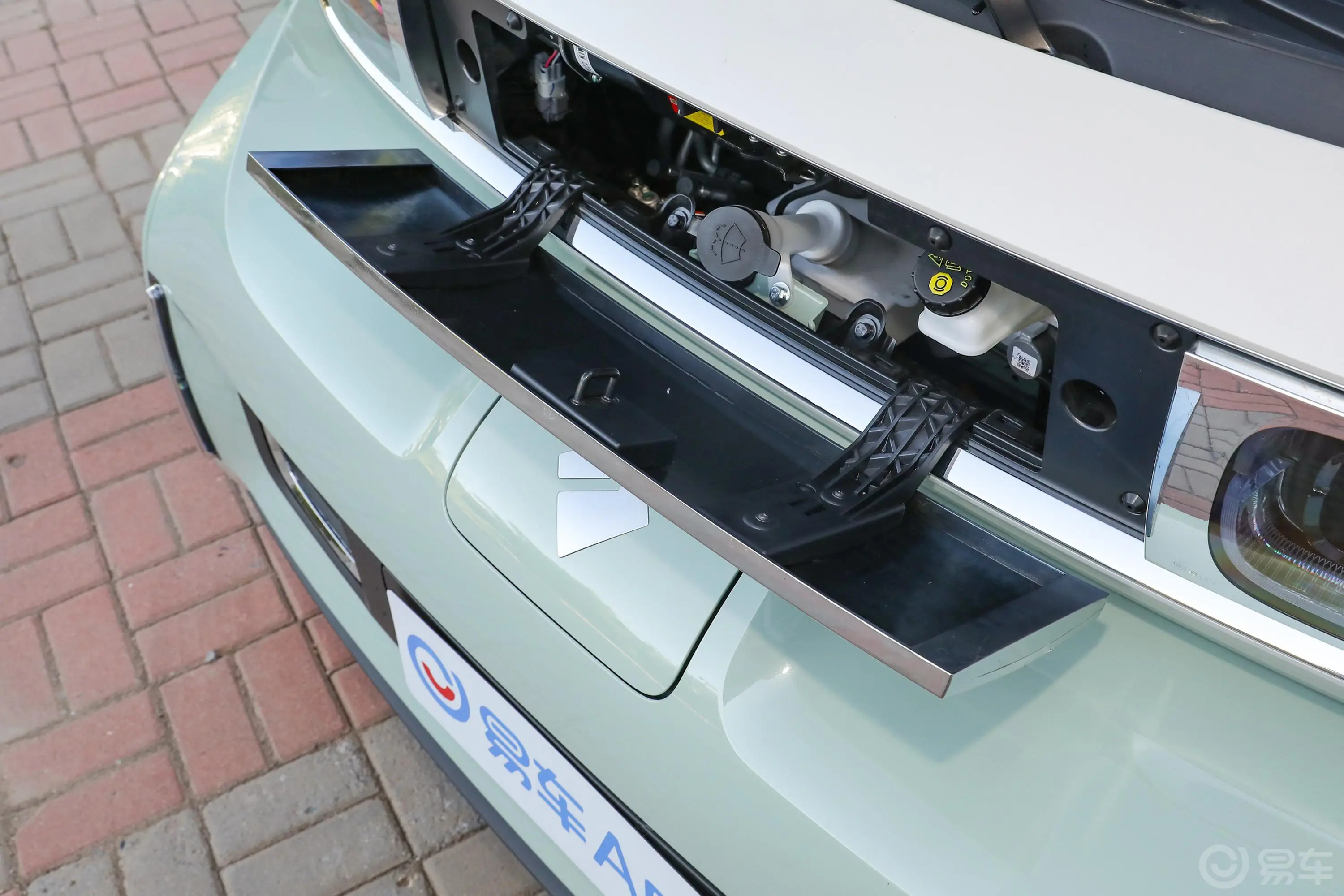 宝骏KiWi EV305km 智奢版 三元锂发动机舱盖内侧
