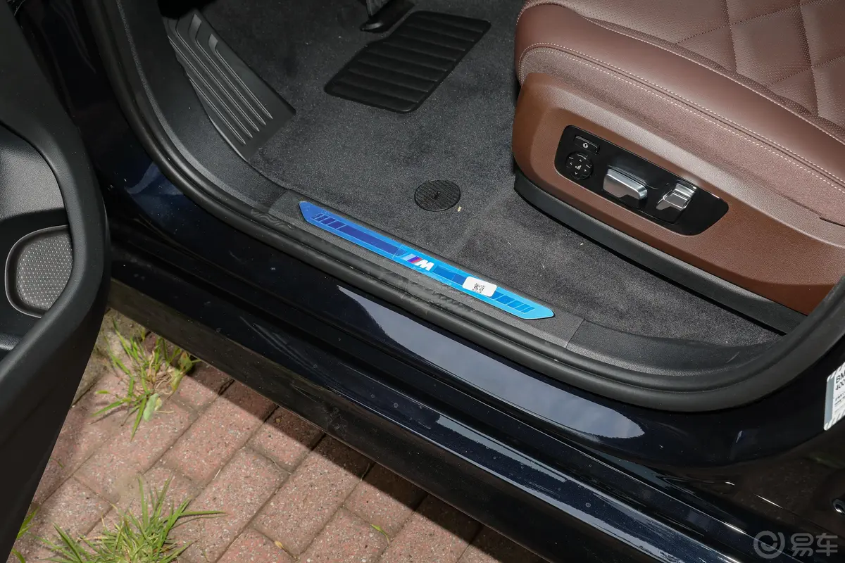 宝马X5改款 xDrive40Li M运动套装前排迎宾踏板