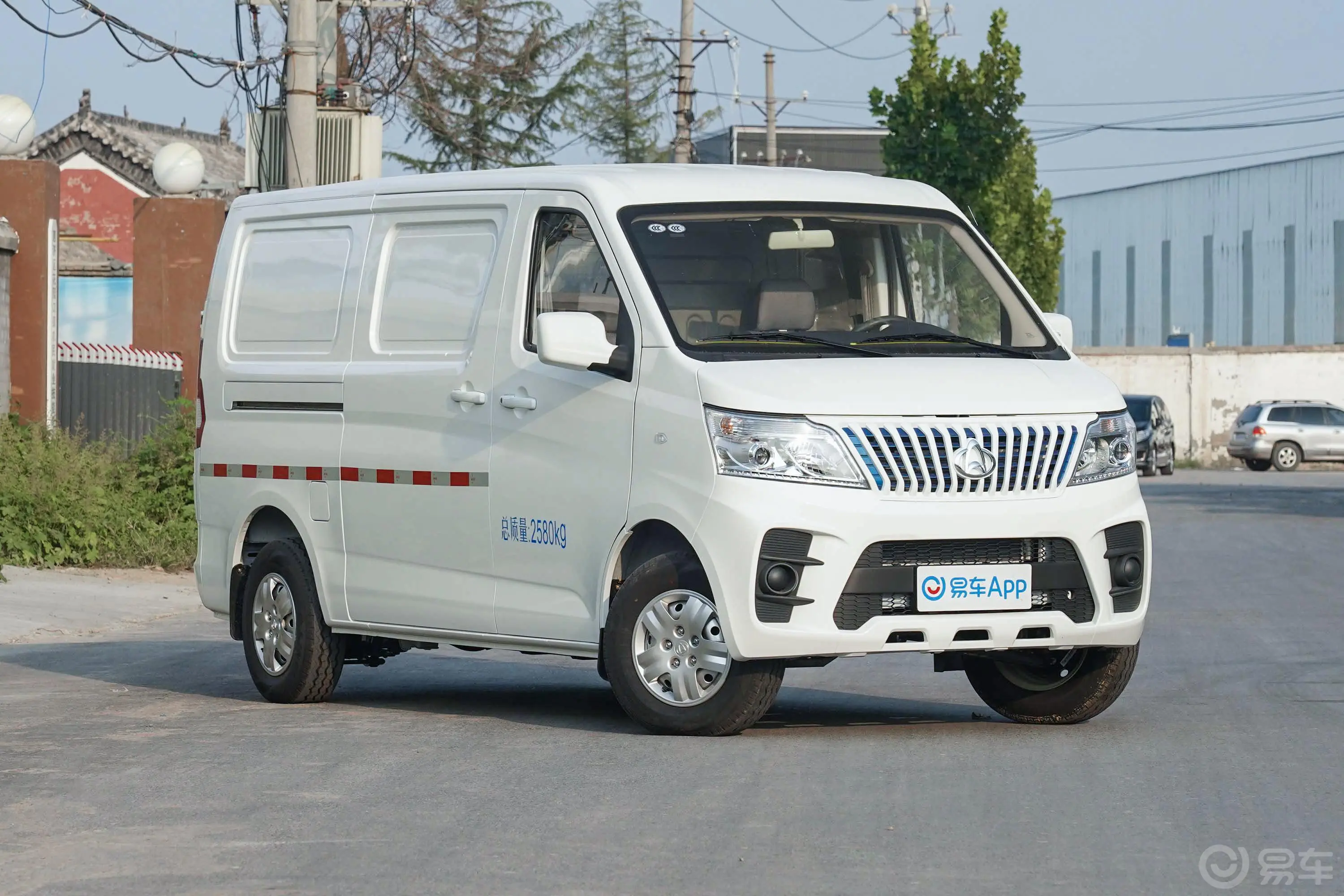 睿行EM60300km 纯电动厢式运输车平顶对开门2座60kW侧前45度车头向右水平