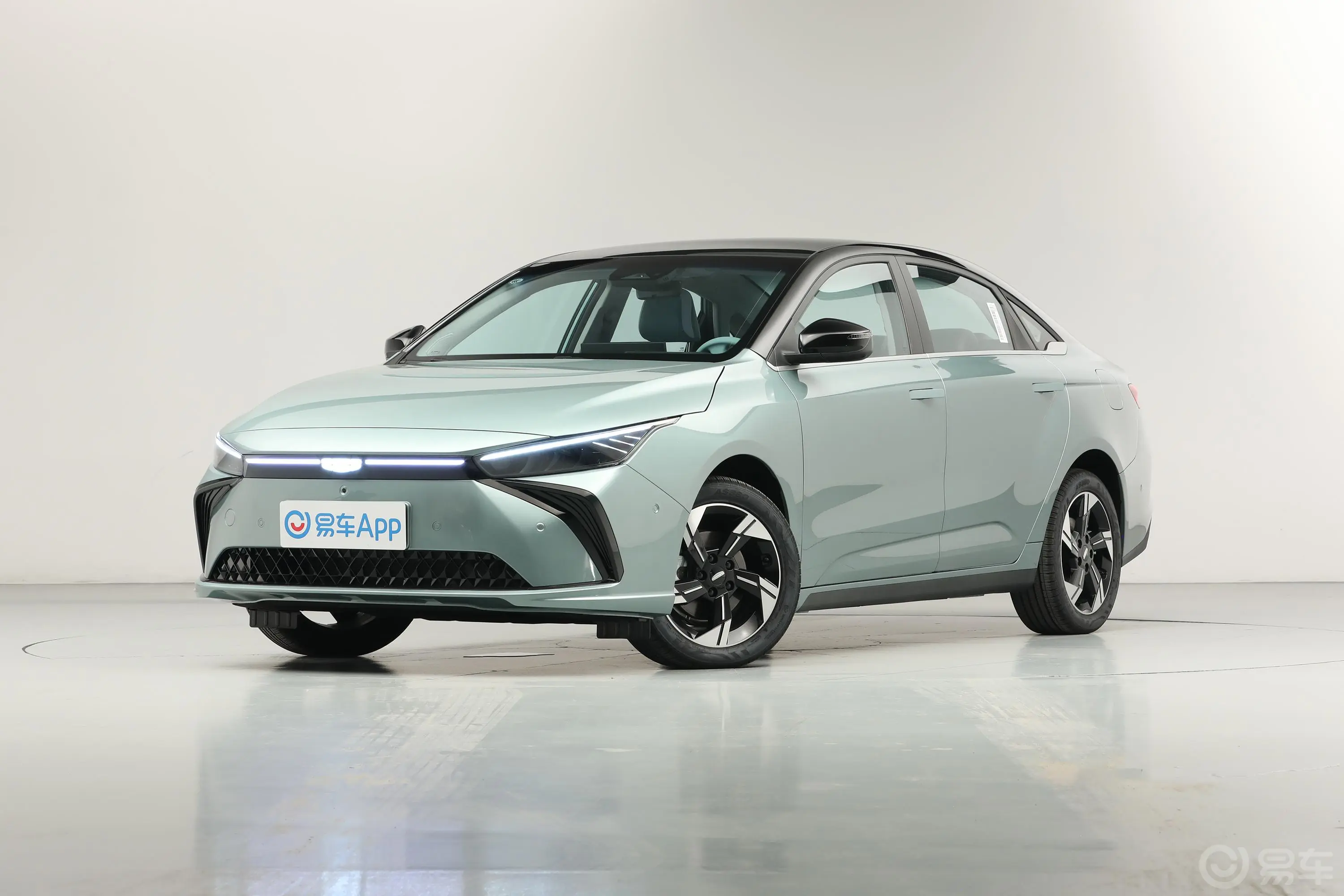吉利几何G6620km 新趣版侧前45度车头向左水平