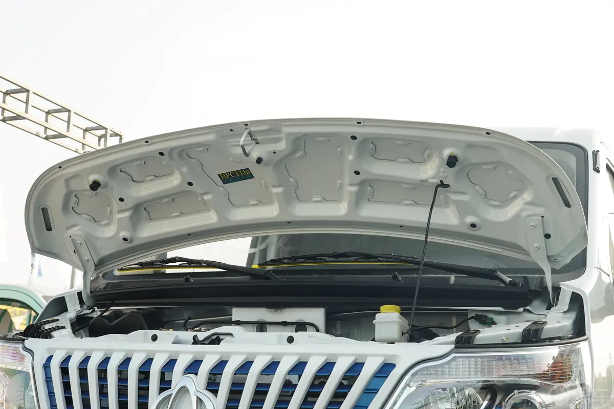 睿行EM60300km 纯电动厢式运输车平顶对开门2座60kW前舱盖内侧