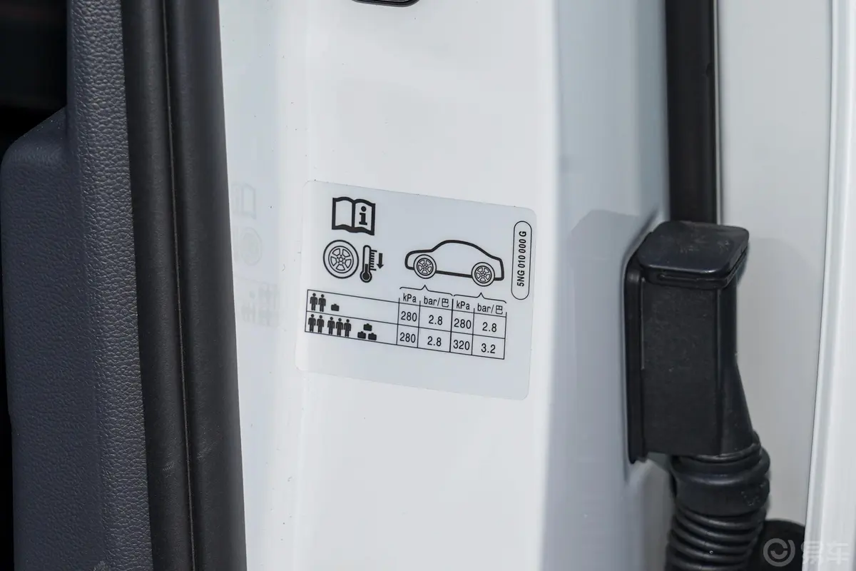 途观L 插电混动430PHEV 旗舰版胎压信息铭牌