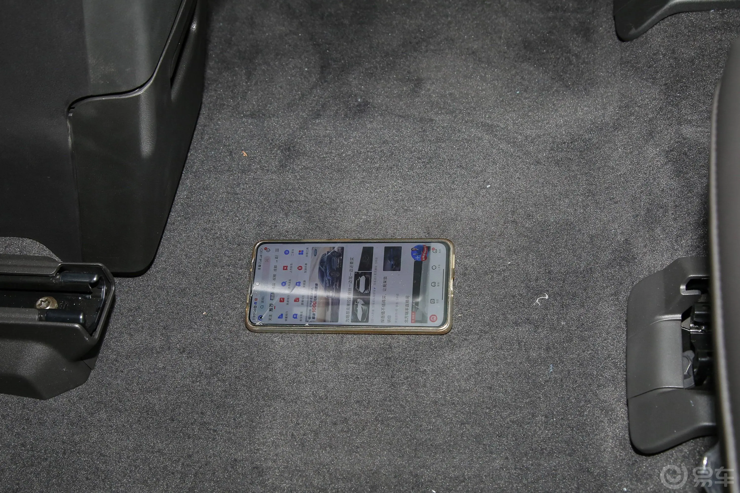 凯迪拉克XT6轻混 120周年纪念版 2.0T 四驱尊贵型 6座后排地板中间位置