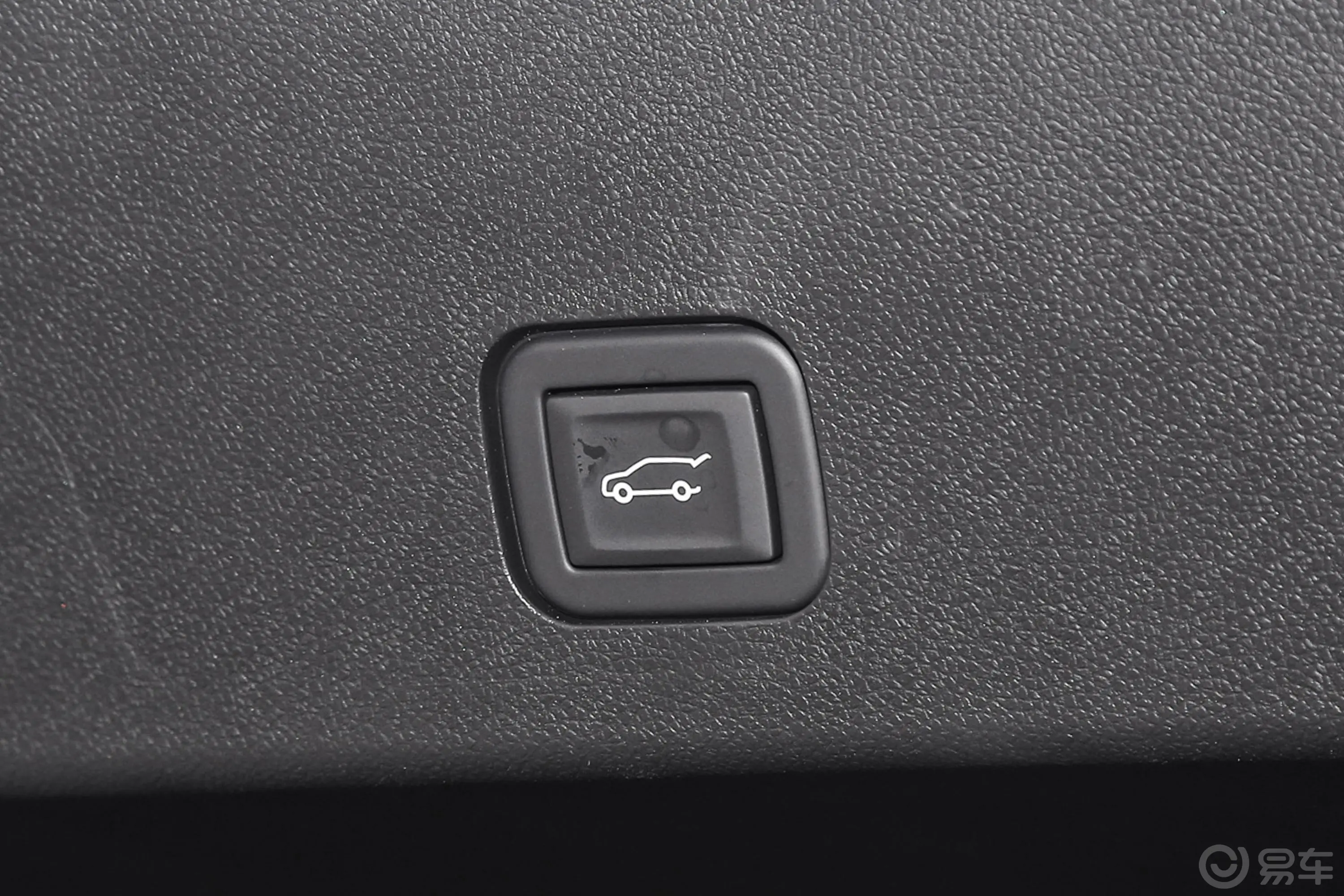 凯迪拉克XT6轻混 120周年纪念版 2.0T 四驱尊贵型 6座电动尾门按键（手动扶手）