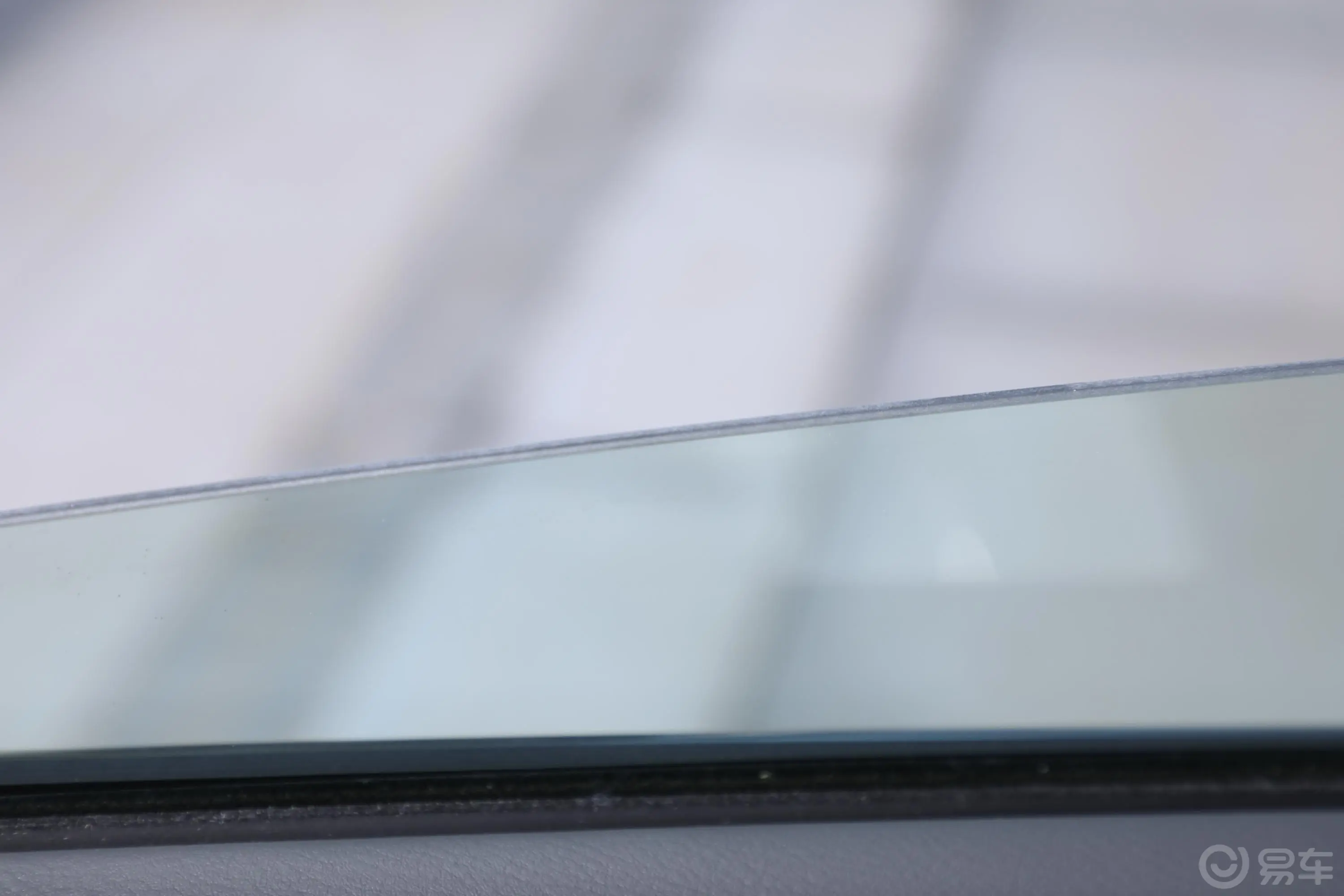 轩逸e-POWER 全电驱大屏版后排玻璃材质特写