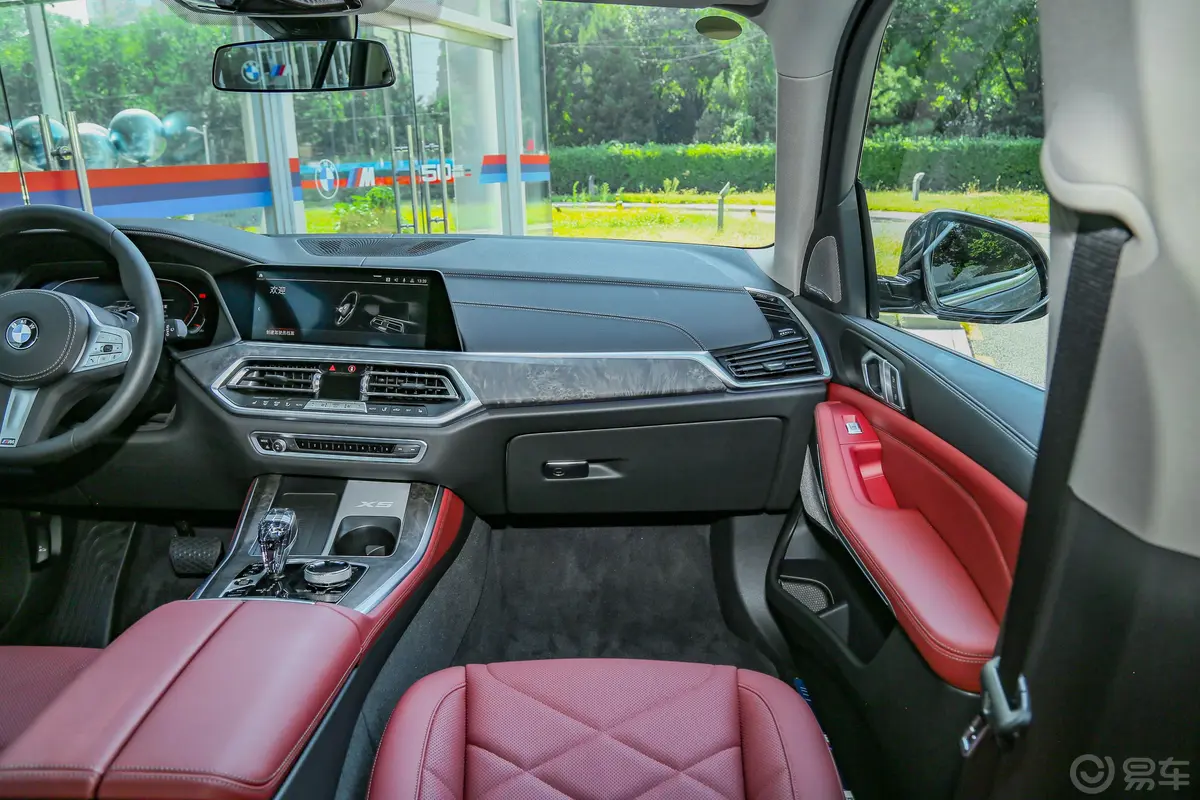 宝马X5改款 xDrive30Li 尊享型M运动套装副驾驶位区域