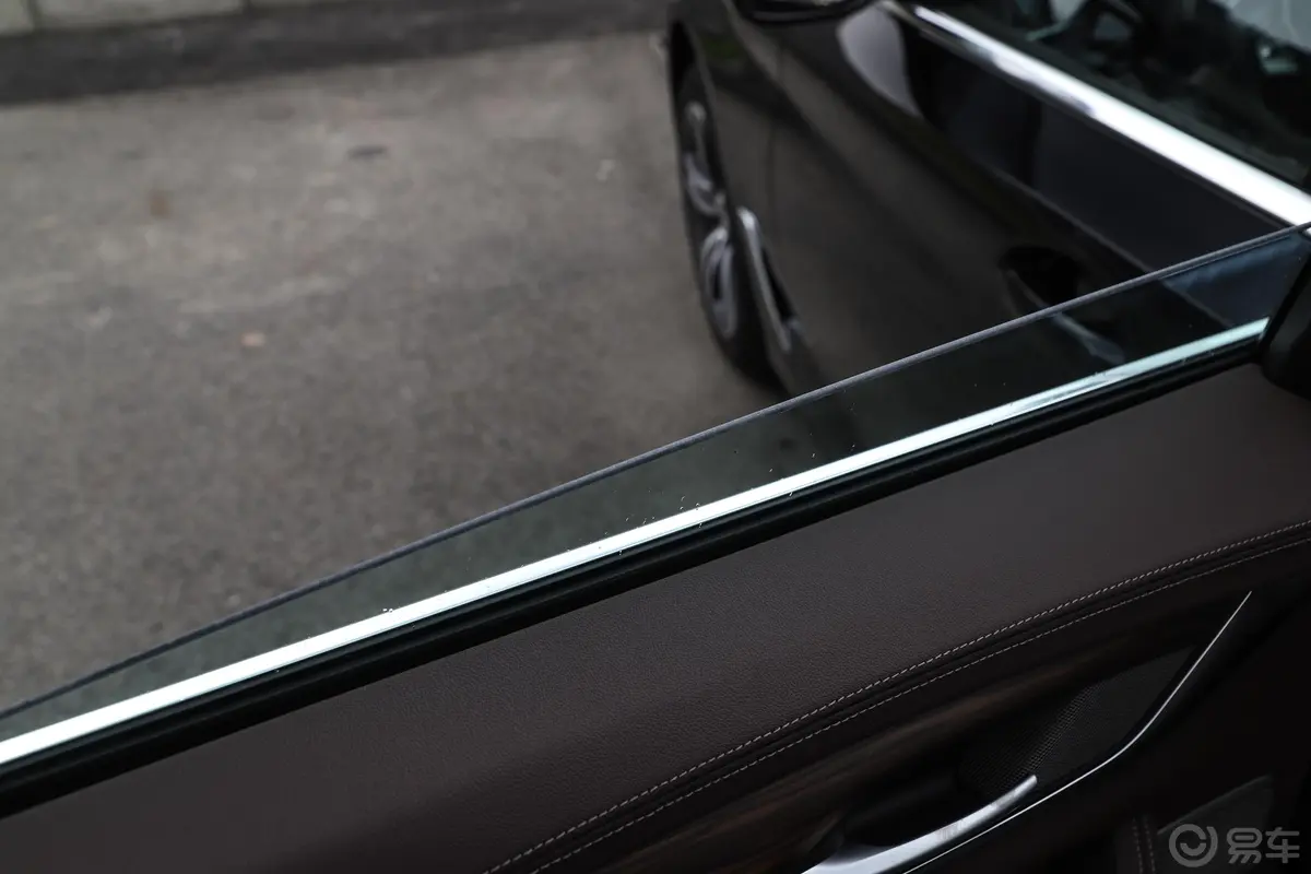 宝马5系改款二 530Li 领先型 豪华套装后排玻璃材质特写