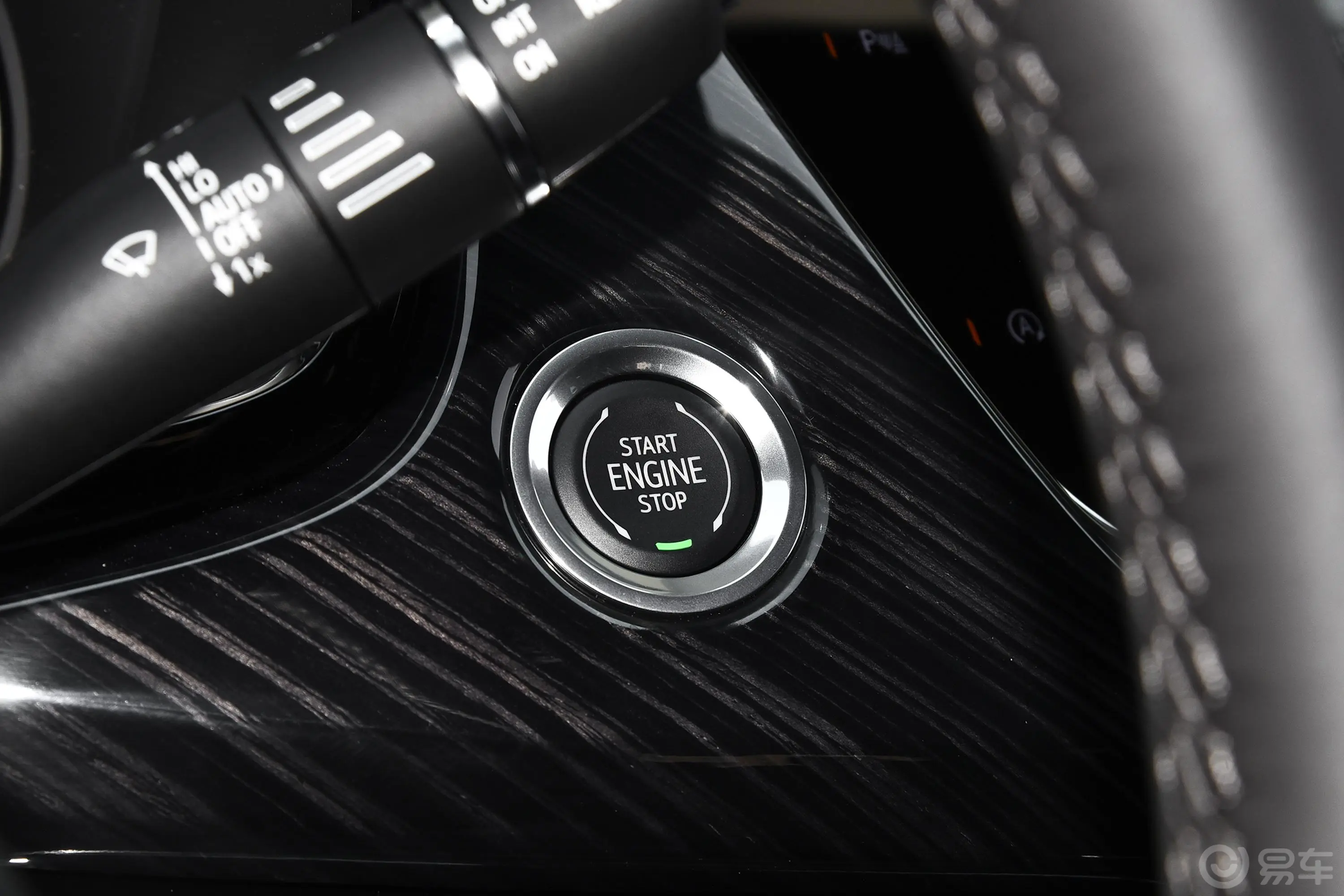 凯迪拉克XT6轻混 120周年纪念版 2.0T 四驱豪华型 6座钥匙孔或一键启动按键
