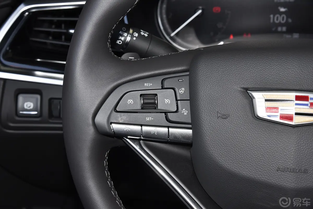 凯迪拉克XT6轻混 120周年纪念版 2.0T 四驱豪华型 6座左侧方向盘功能按键