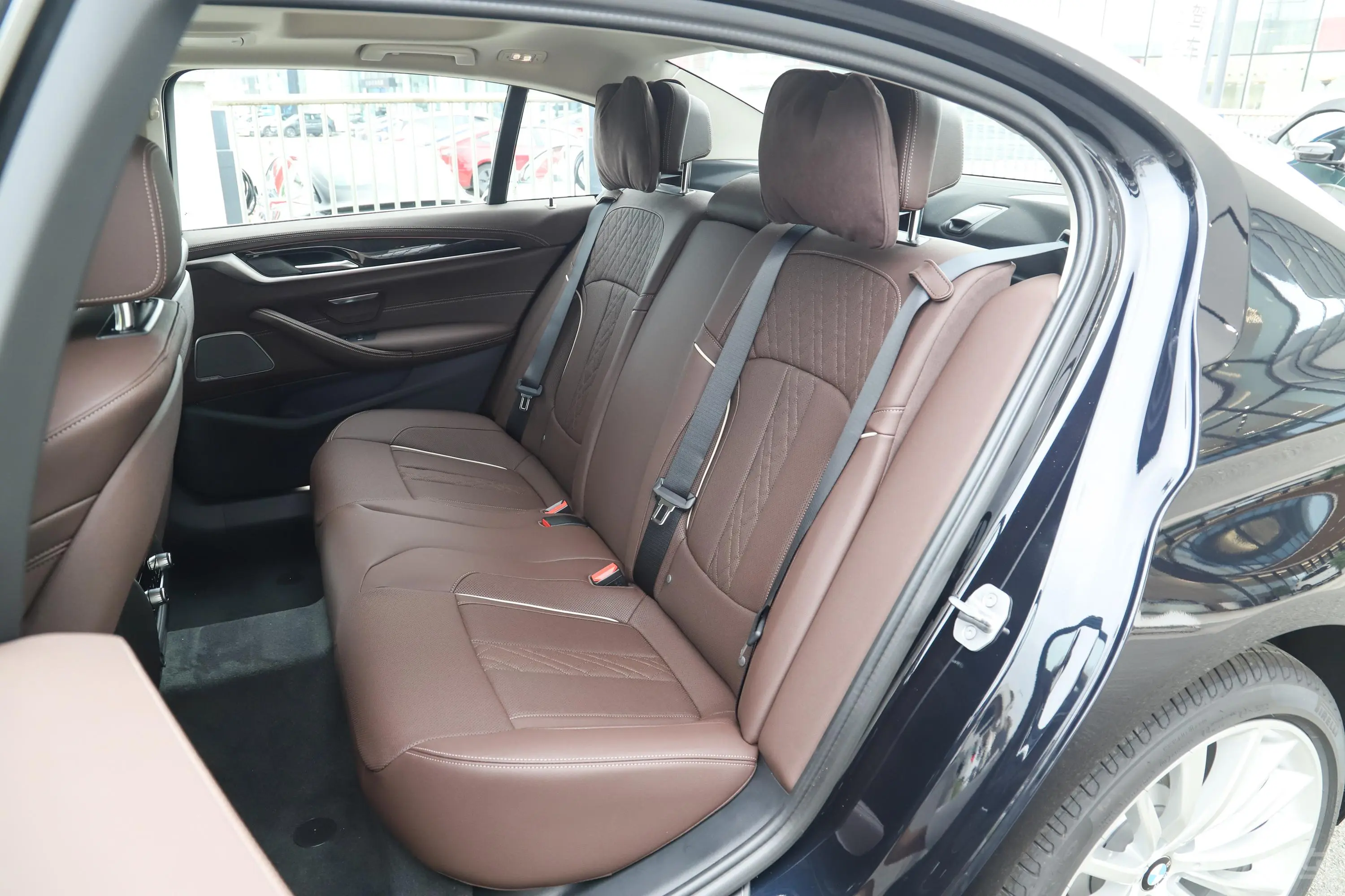 宝马5系改款三 530Li 尊享型 豪华套装后备厢空间特写