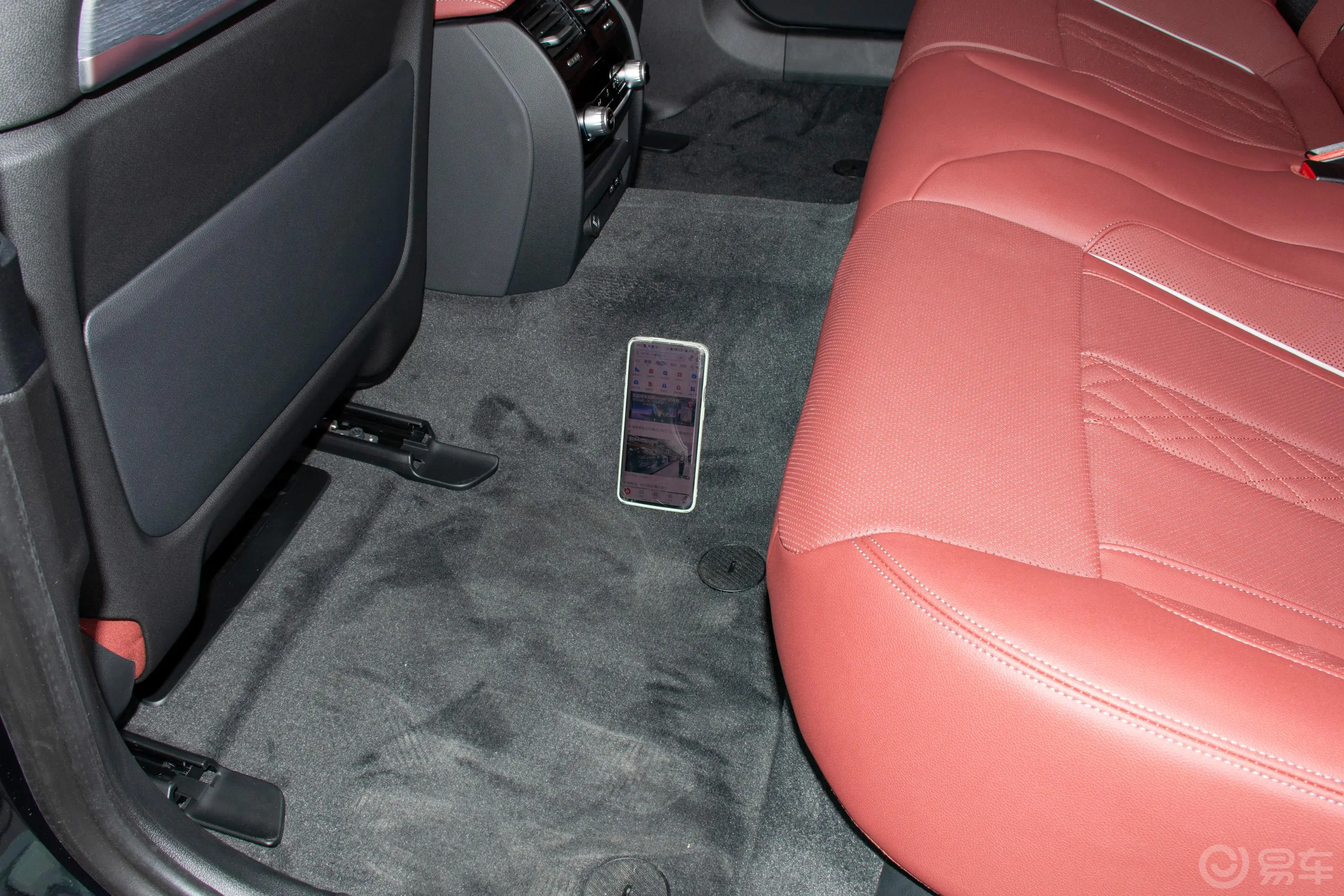 宝马5系改款三 530Li 尊享型 M运动套装后排地板中间位置