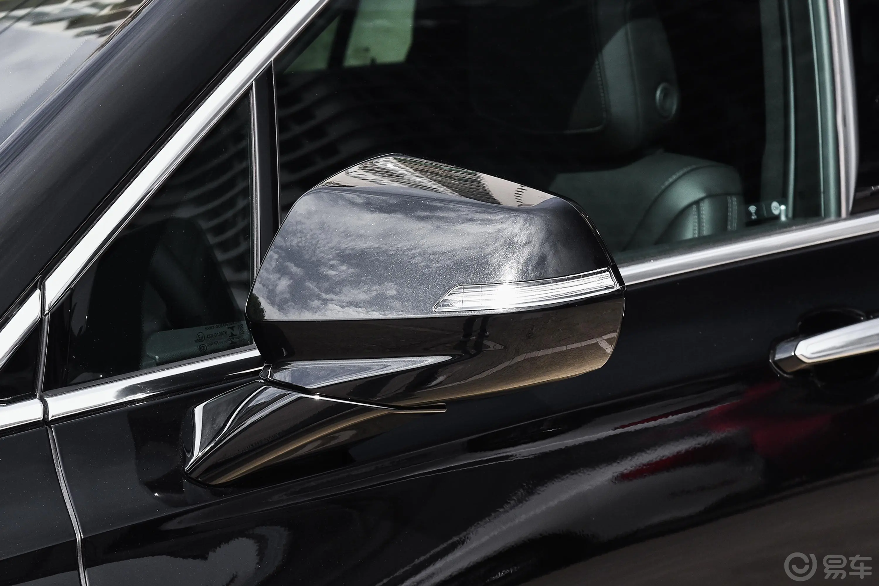 凯迪拉克XT6轻混 120周年纪念版 2.0T 四驱风尚型 6座主驾驶后视镜背面